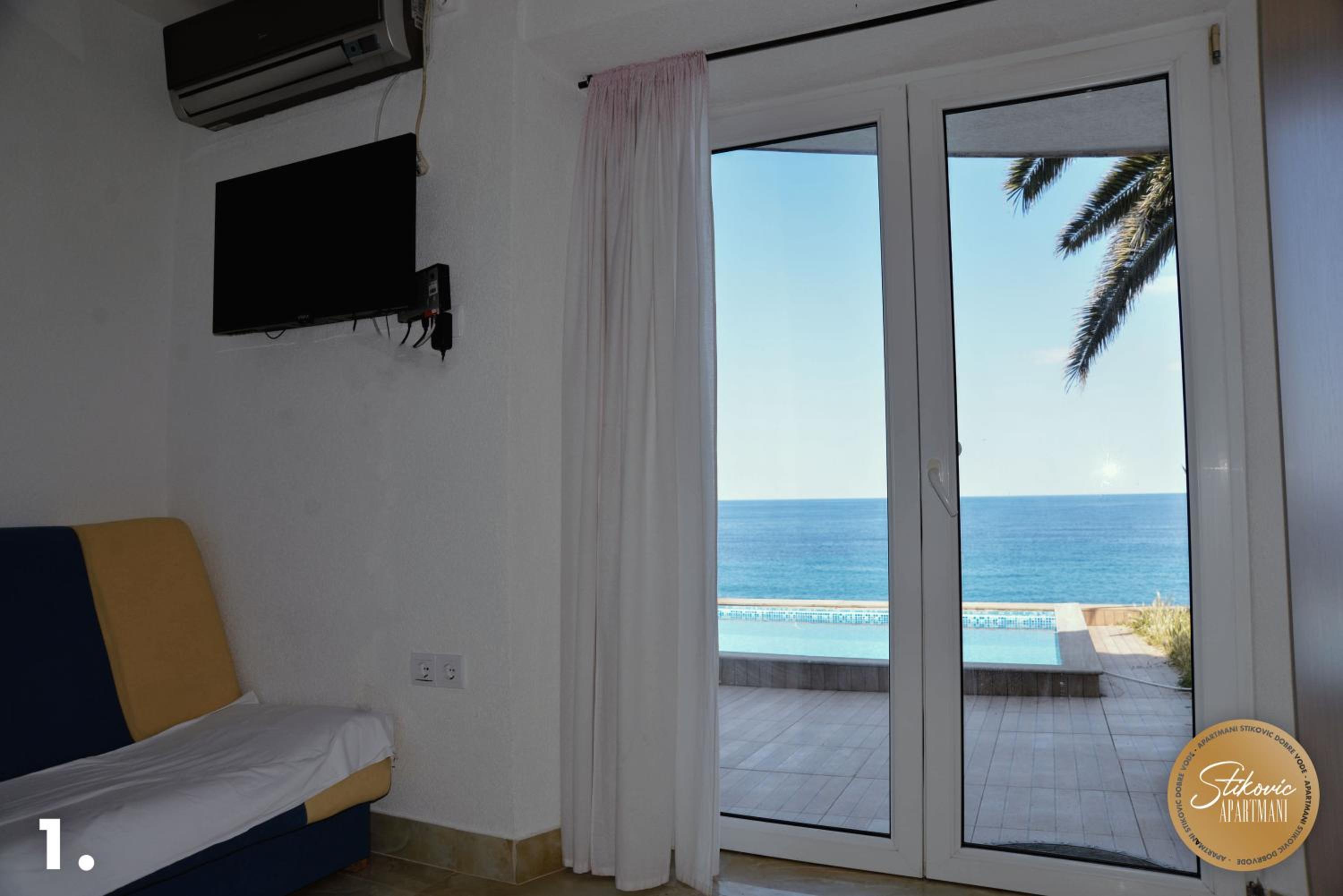 Apartment with Pool View