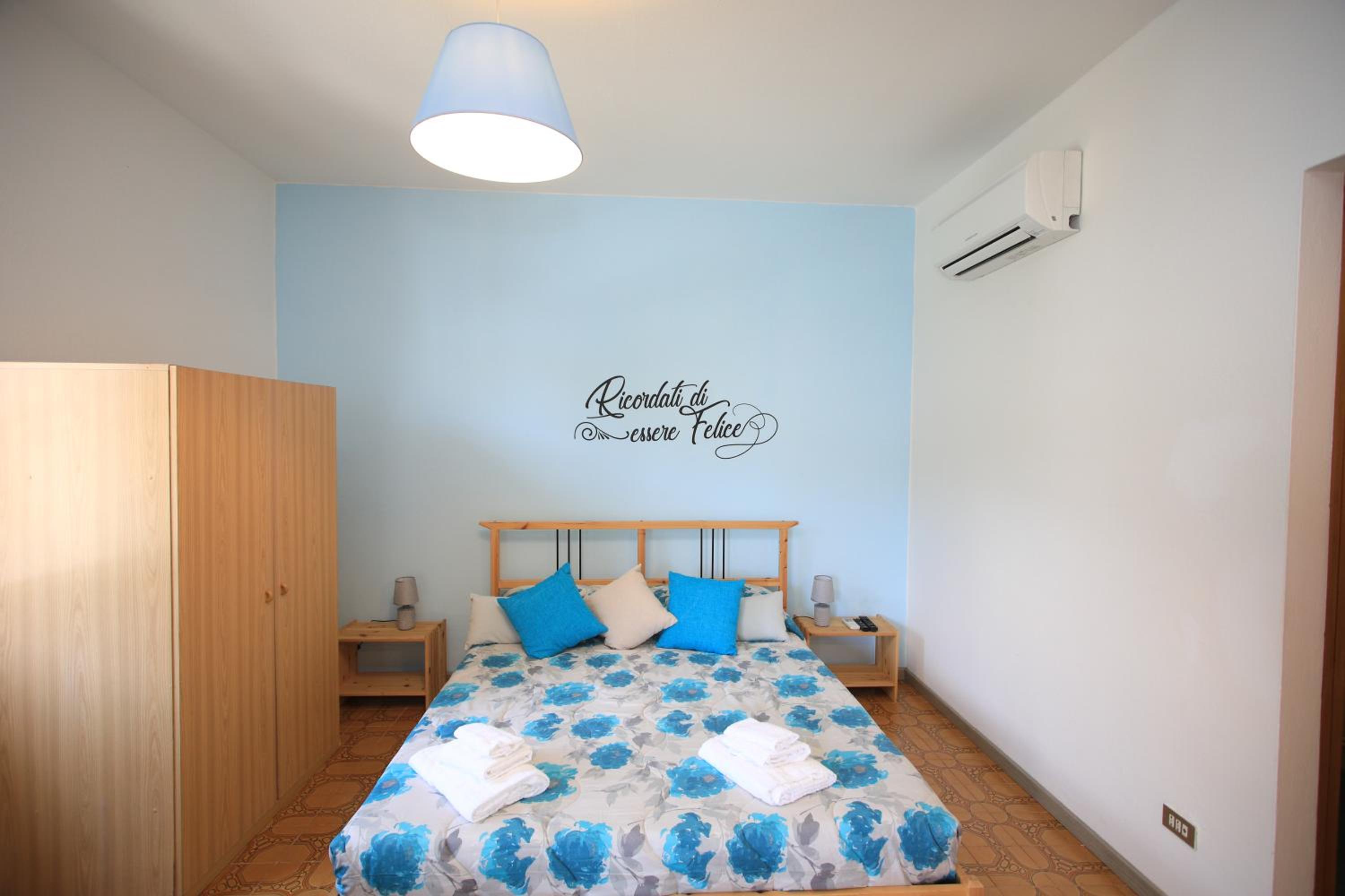 One-Bedroom House - Photo 2
