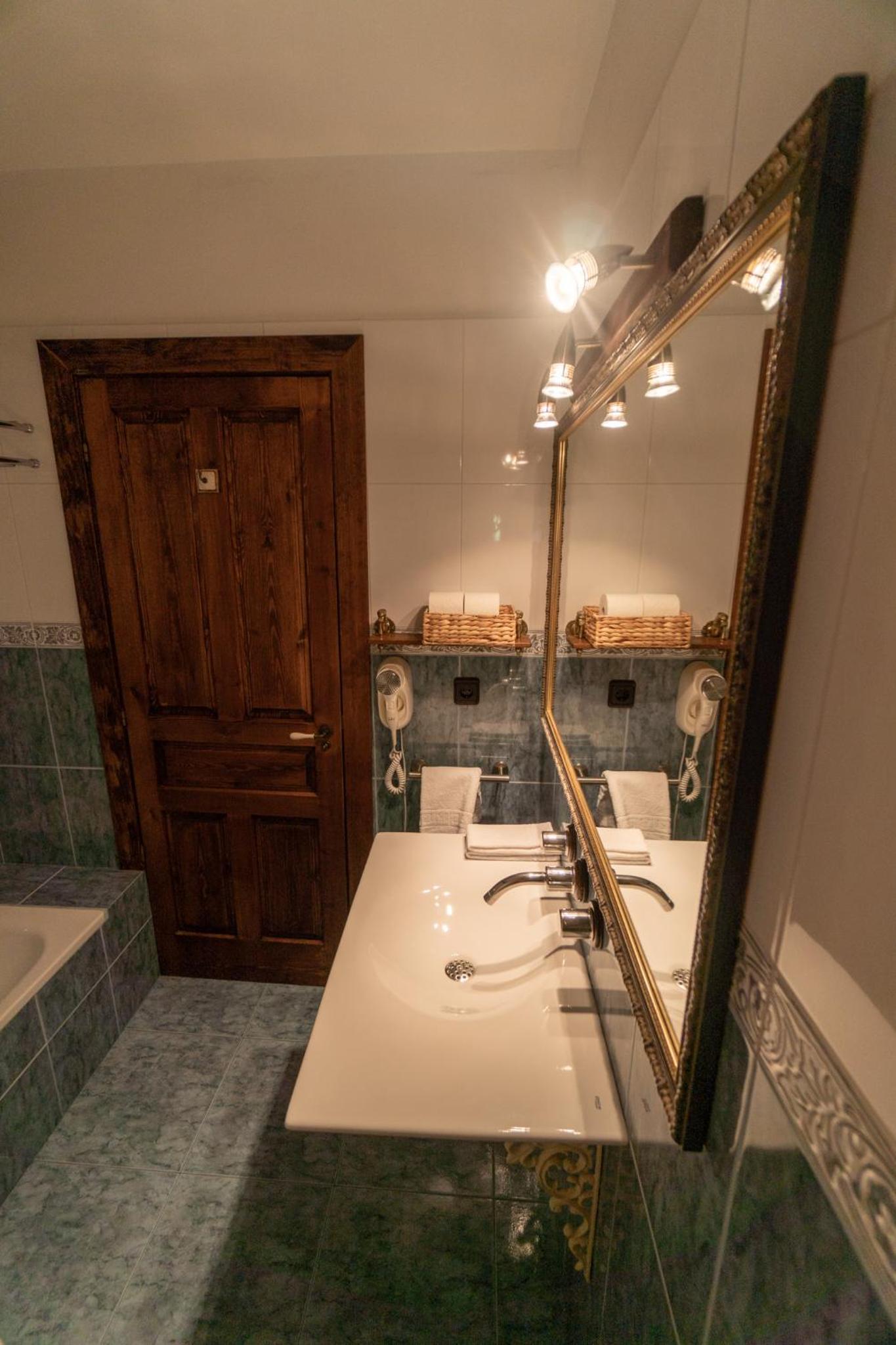 Double or Twin Room with Bathroom photo 3