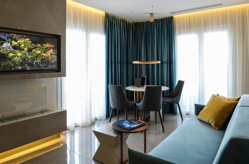 Deluxe Queen Suite