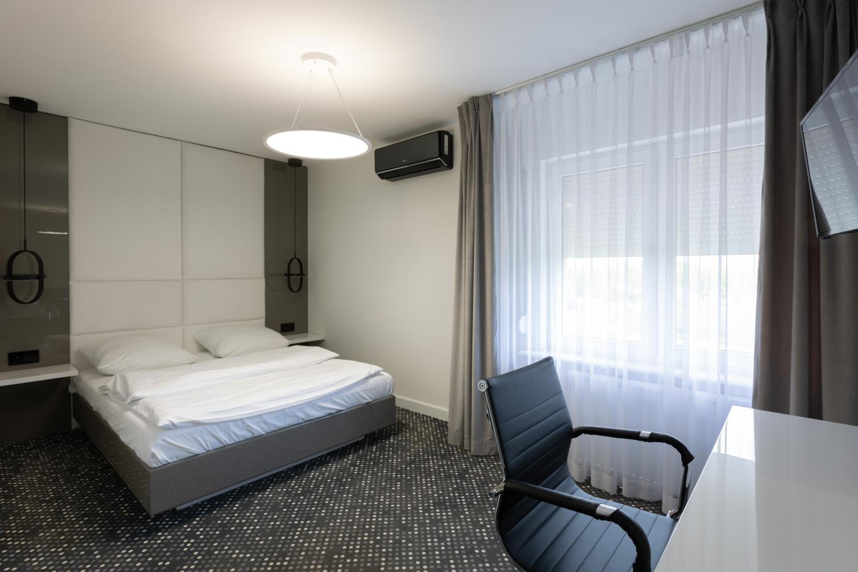 Deluxe King Room - Photo 1