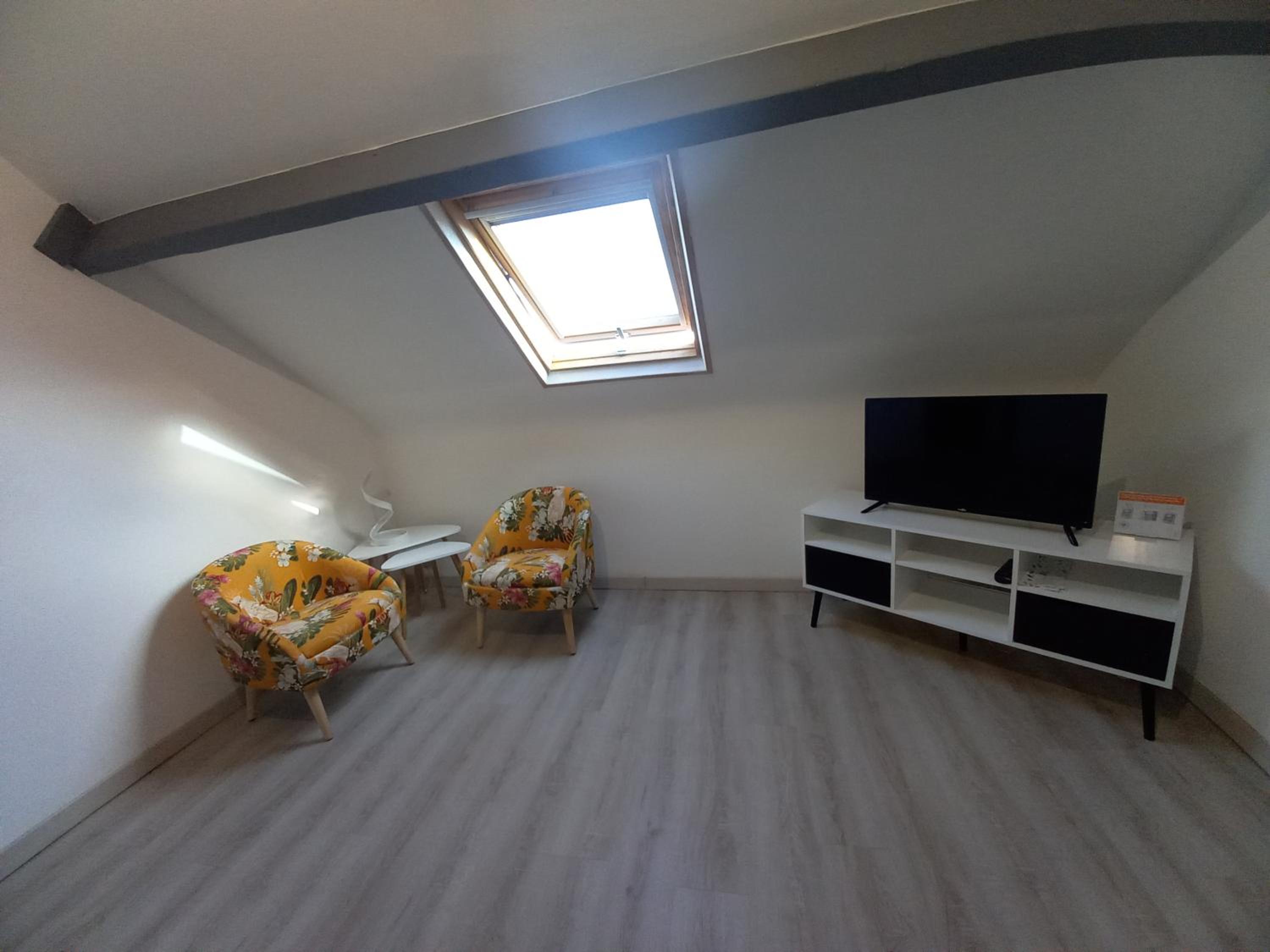 One-Bedroom Apartment - Photo 2