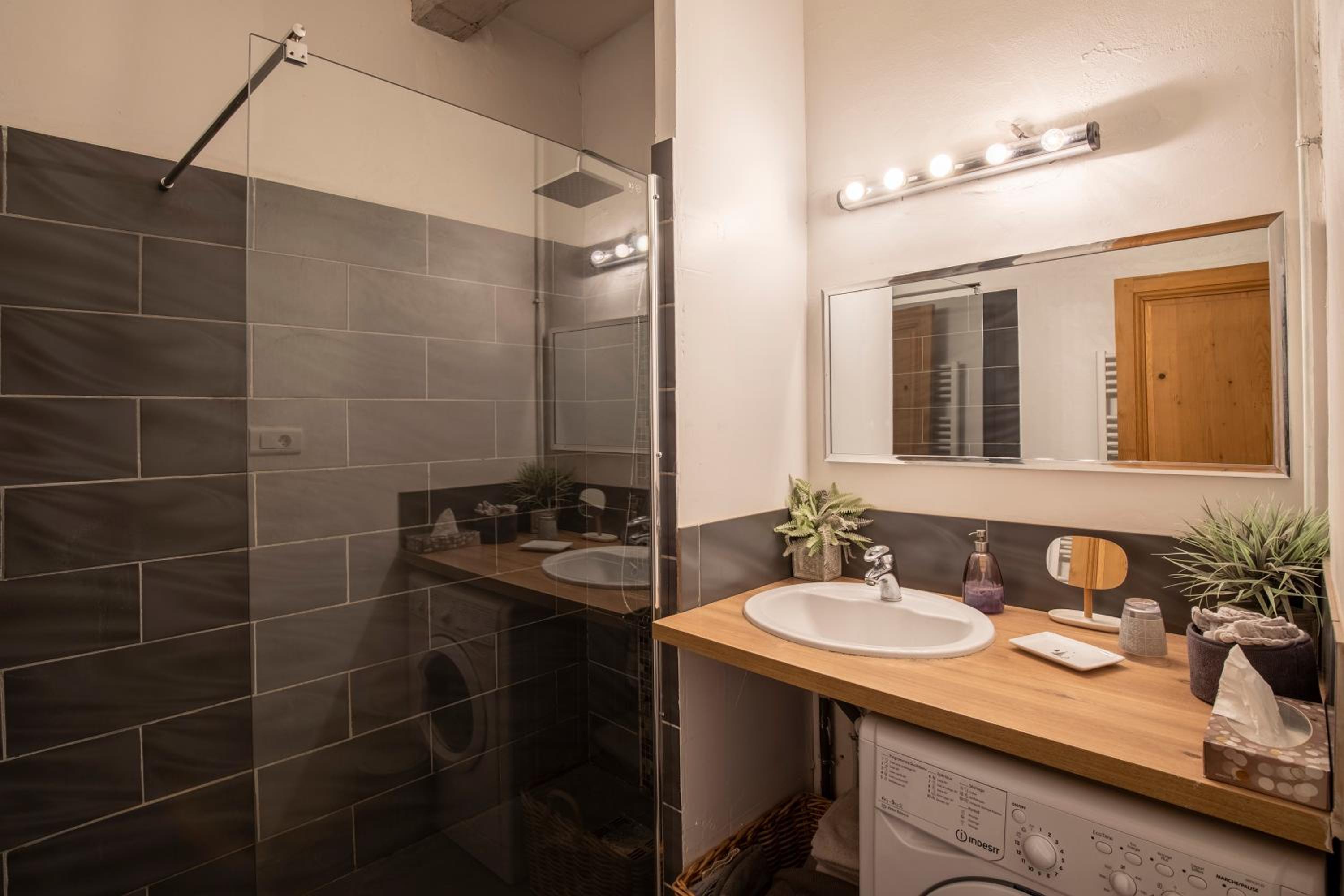 Three-Bedroom Apartment - Photo 11