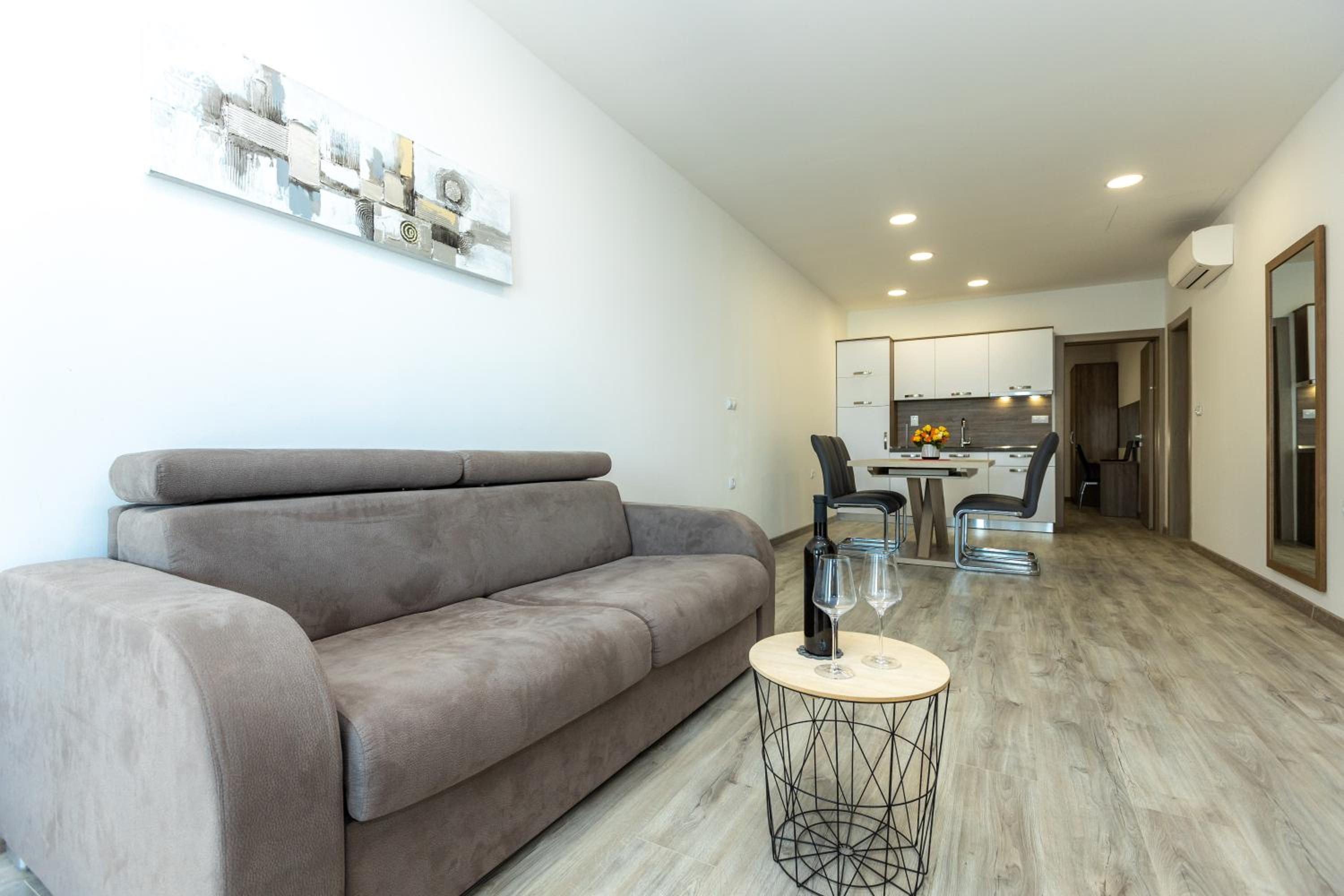Comfort One-Bedroom Apartment with Terrace and Sea View photo 3