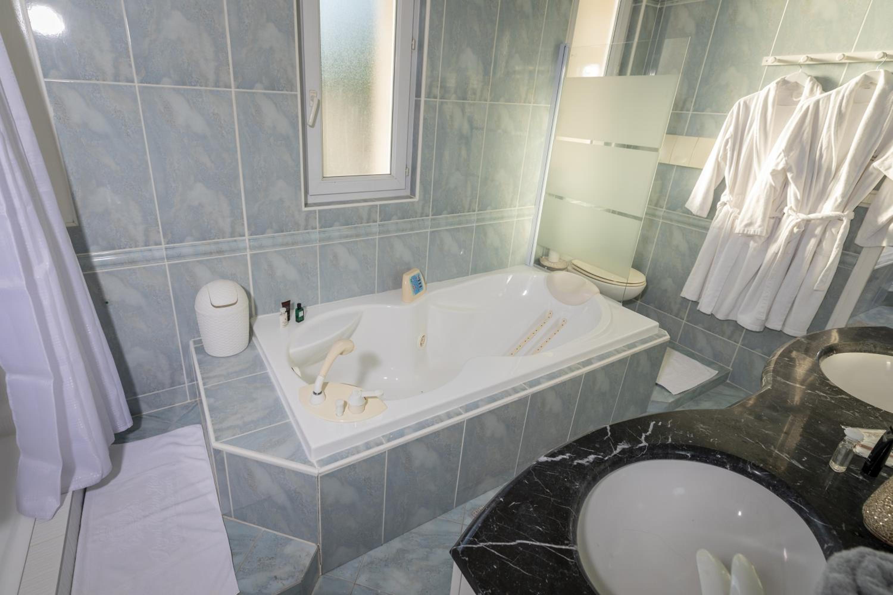 Suite with Hot Tub photo 2