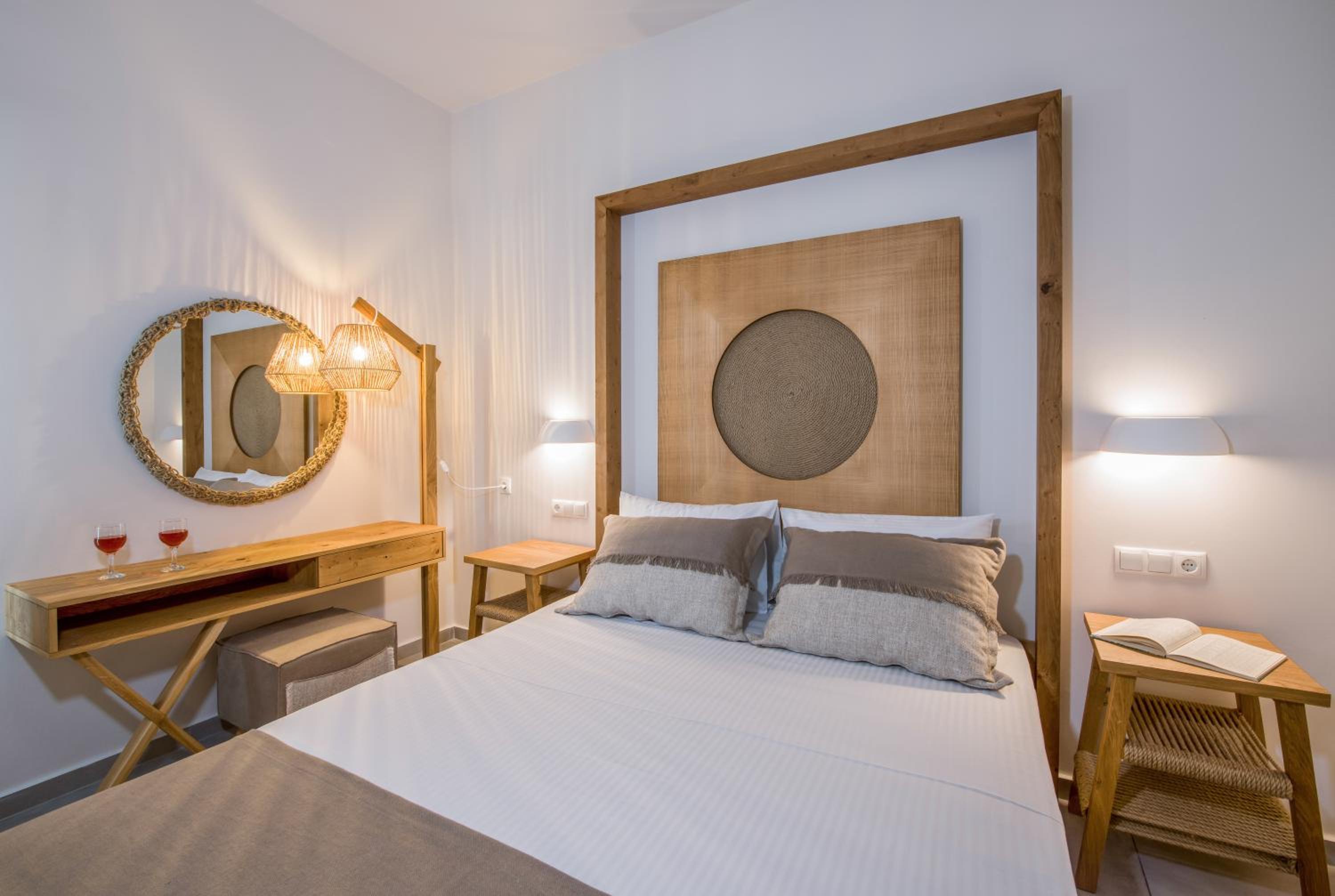Deluxe Double Room with Sea View - Photo 10