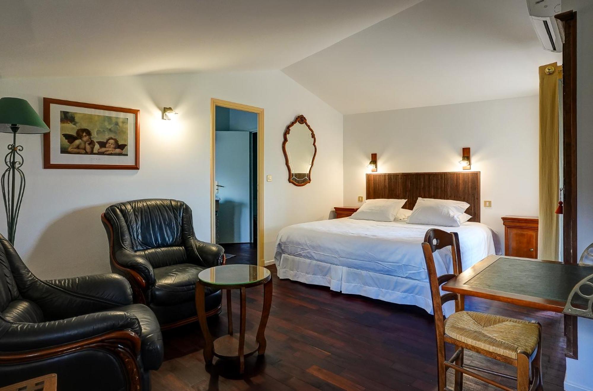 Deluxe Double Room with Balcony - Photo 1