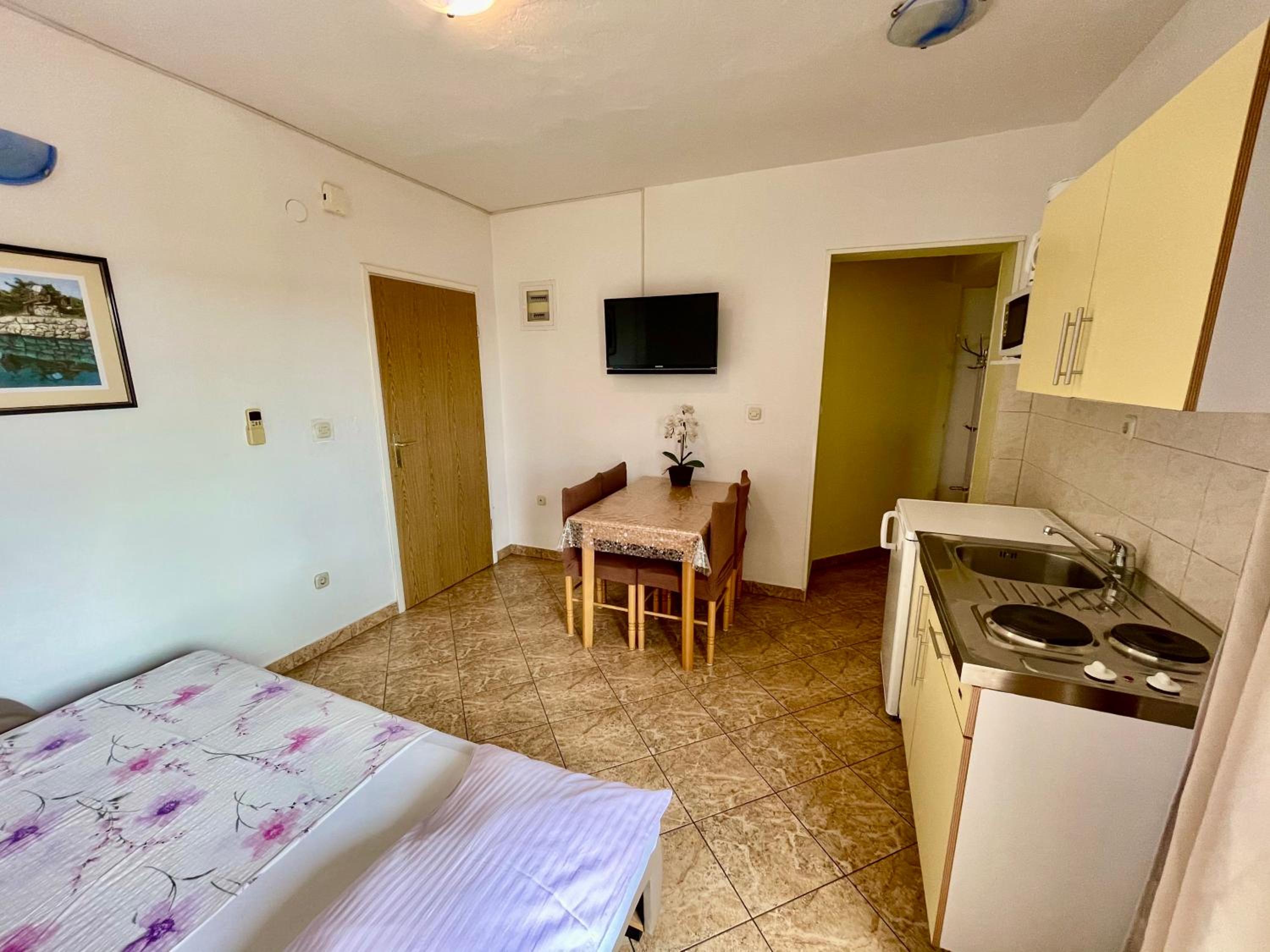 One-Bedroom Apartment with Terrace - Photo 10