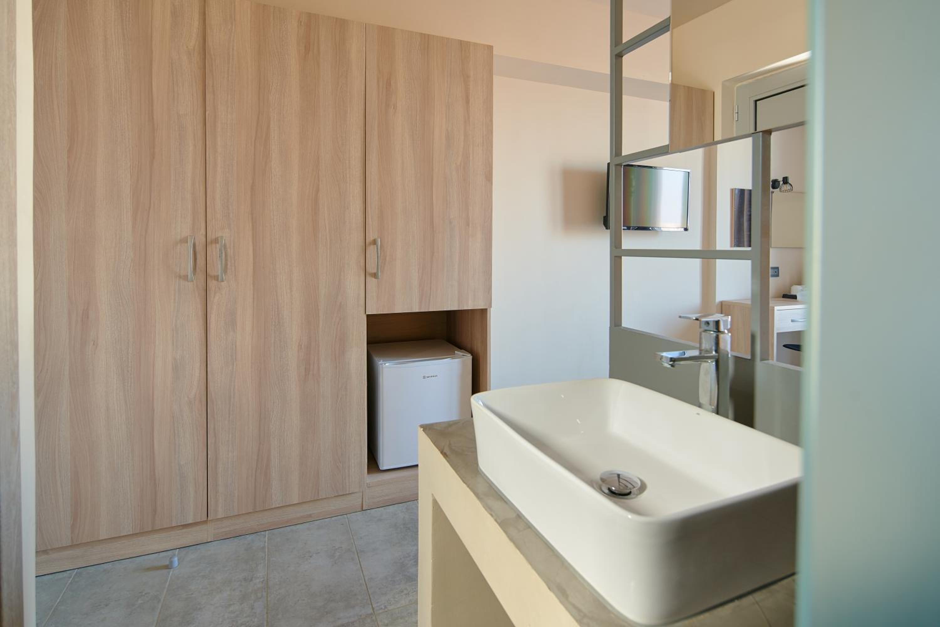 Double or Twin Room with Partial Sea View photo 3