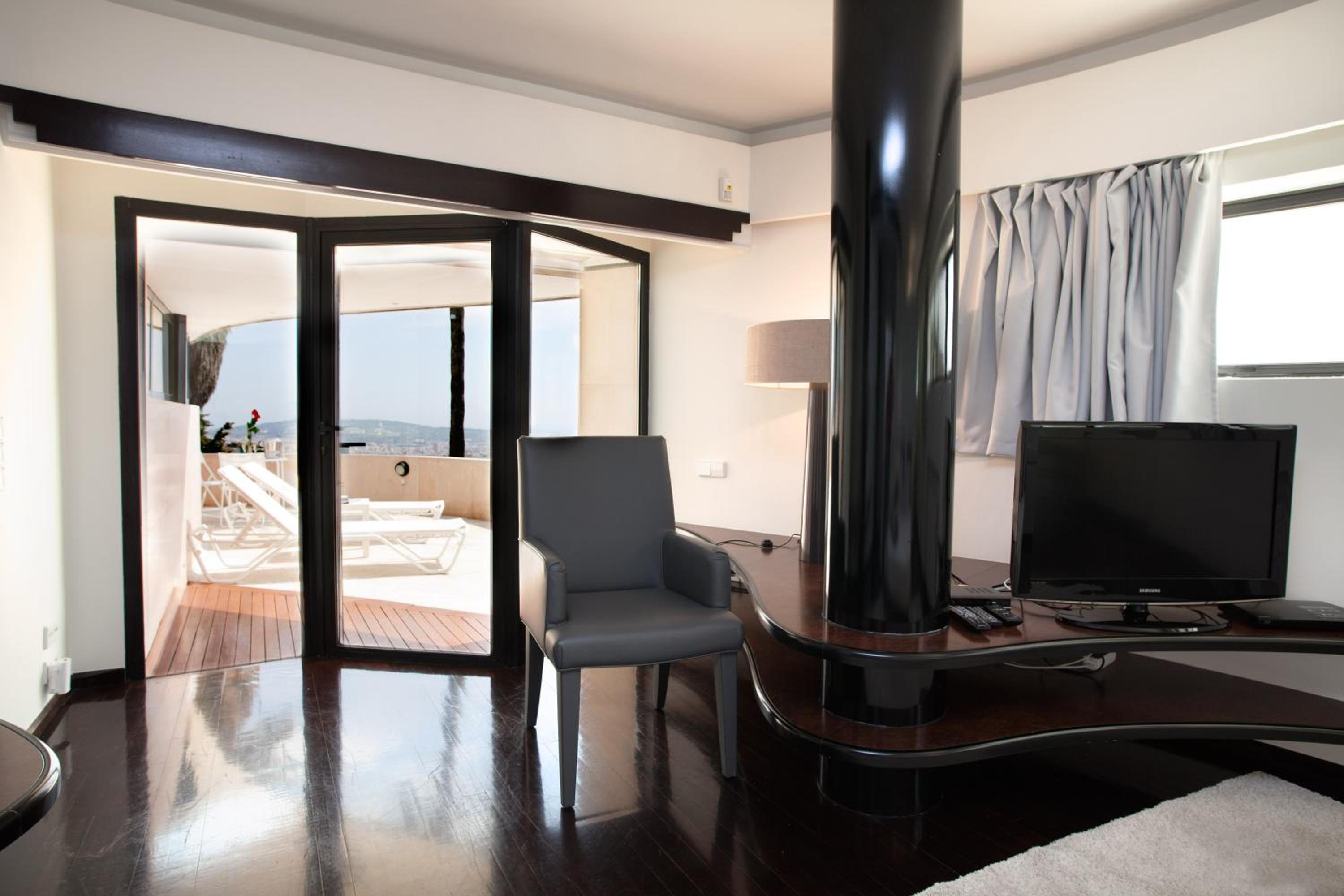 Five-Bedroom Villa photo 3