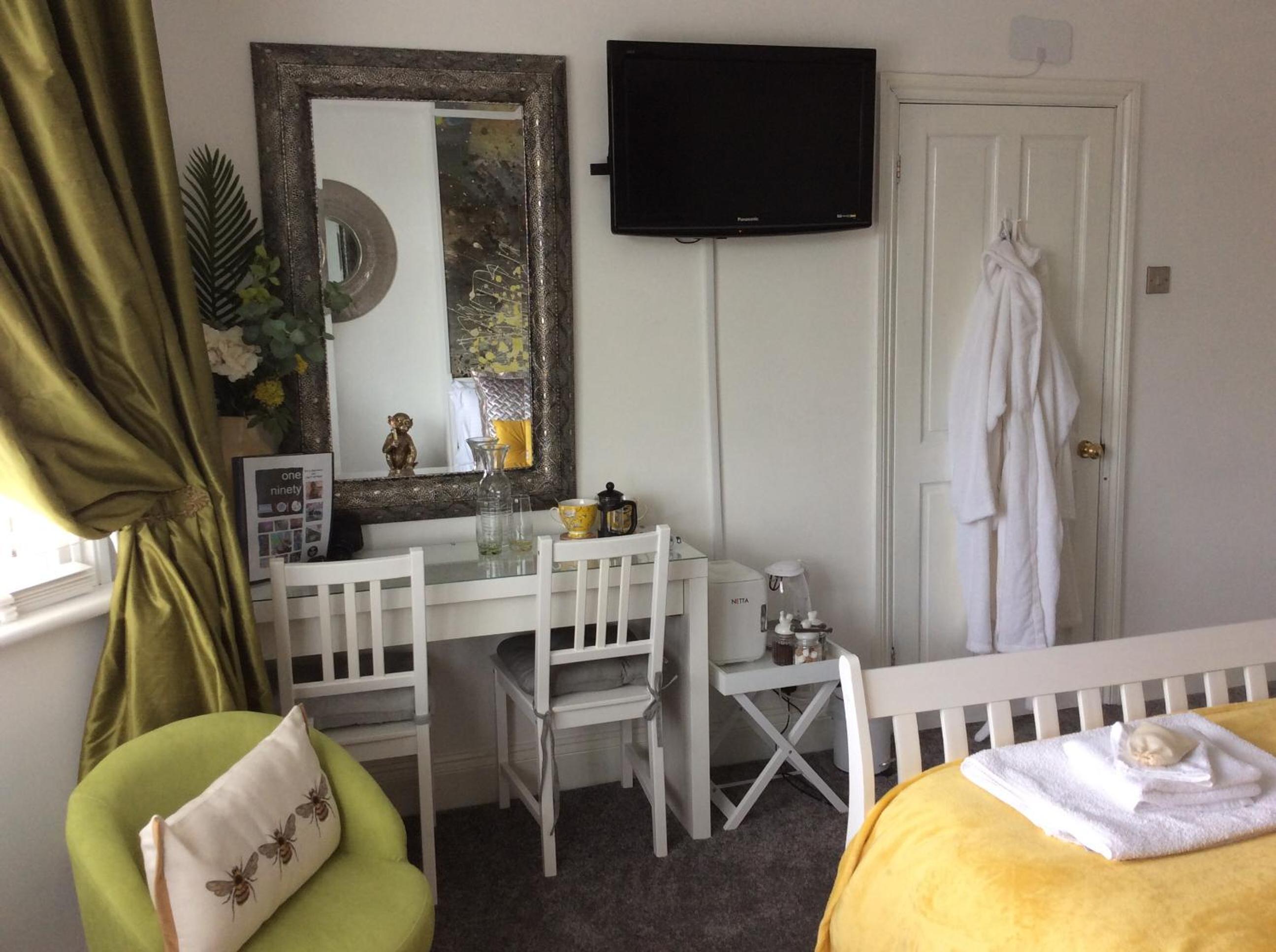 Deluxe Double Room (2 Adults + 1 Child)