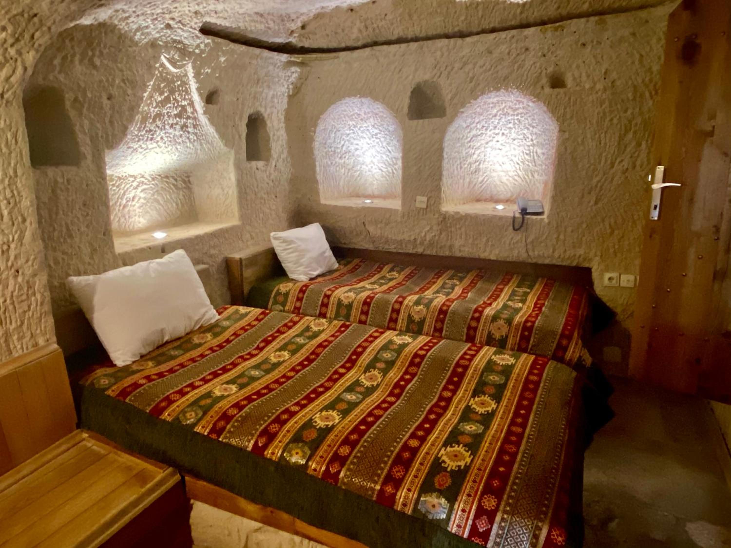 Queen Cave Room with Terrace and Spa Bath 