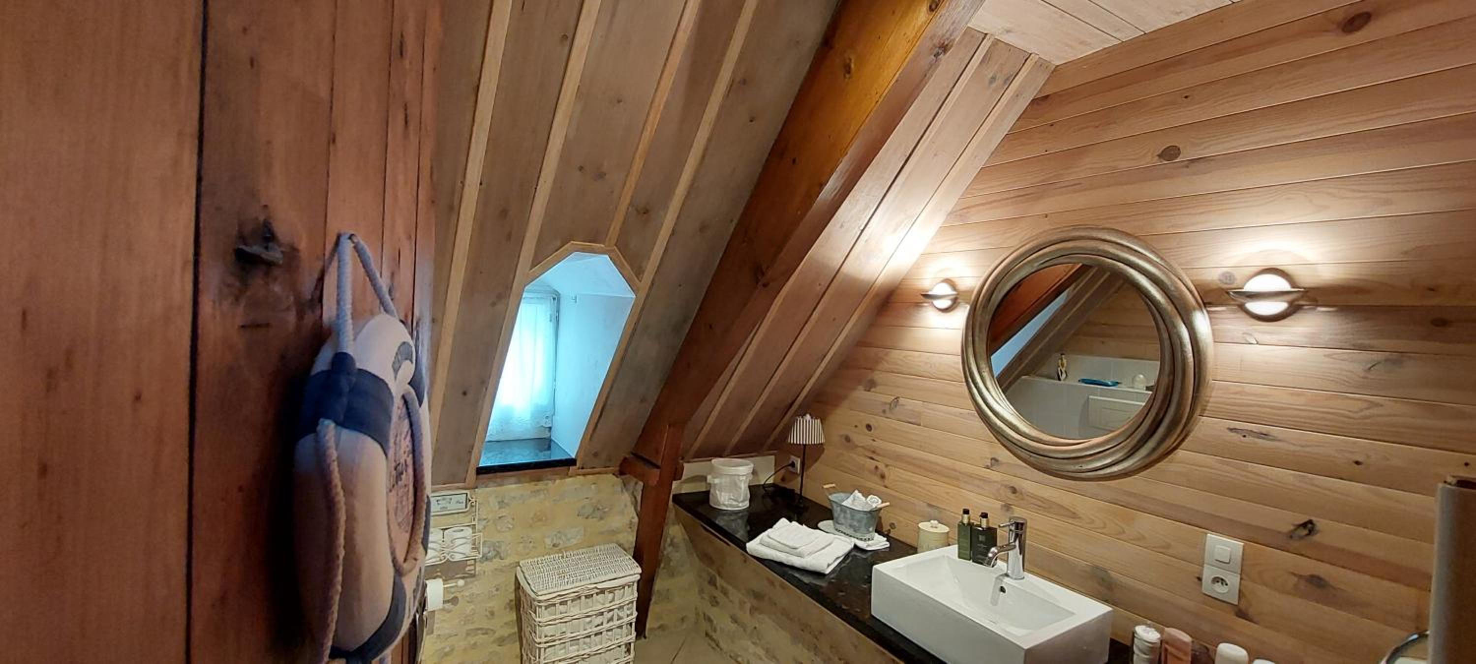 Deluxe Queen Suite photo 2