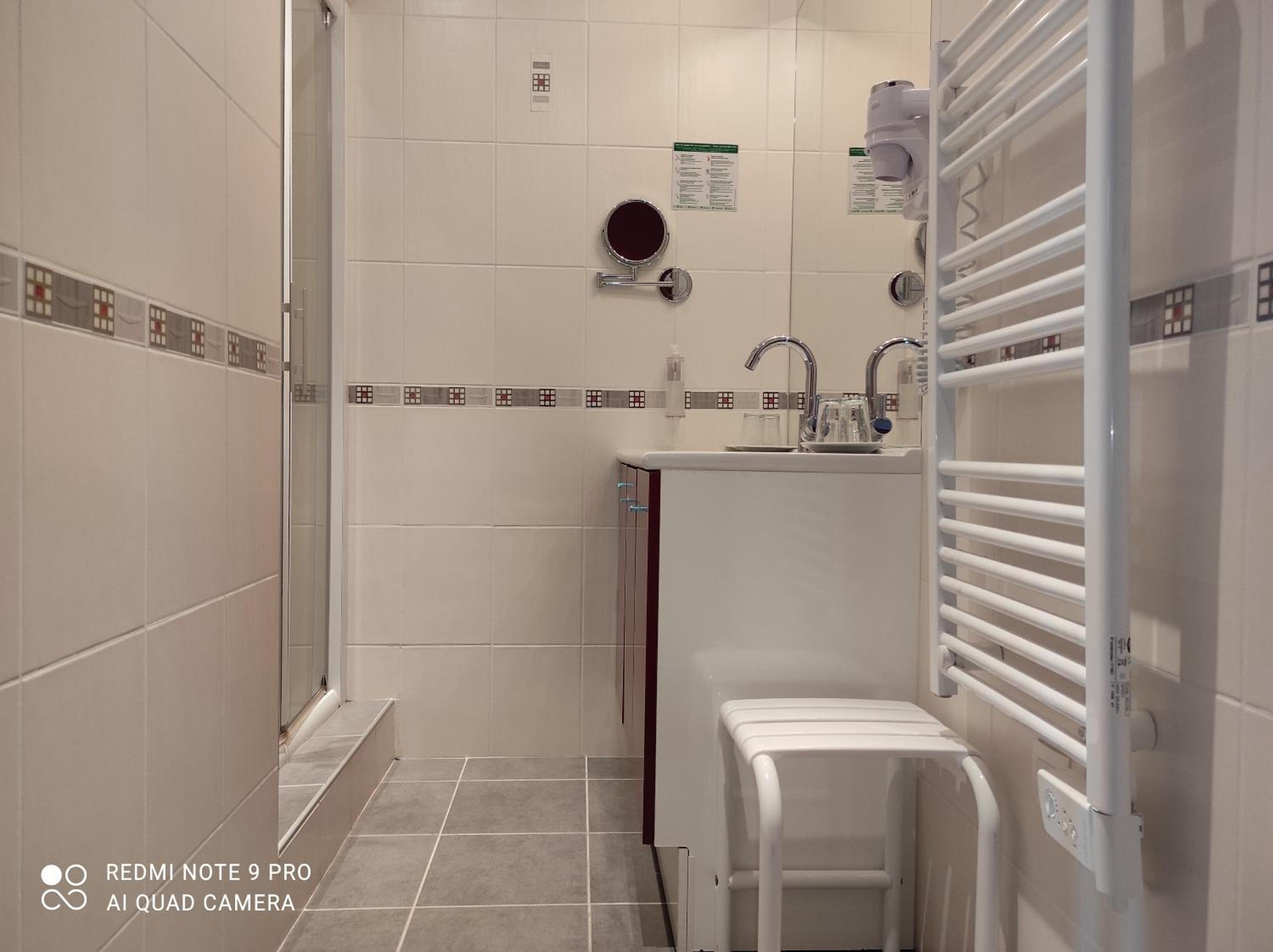 Quadruple Room with Shower - Photo 3