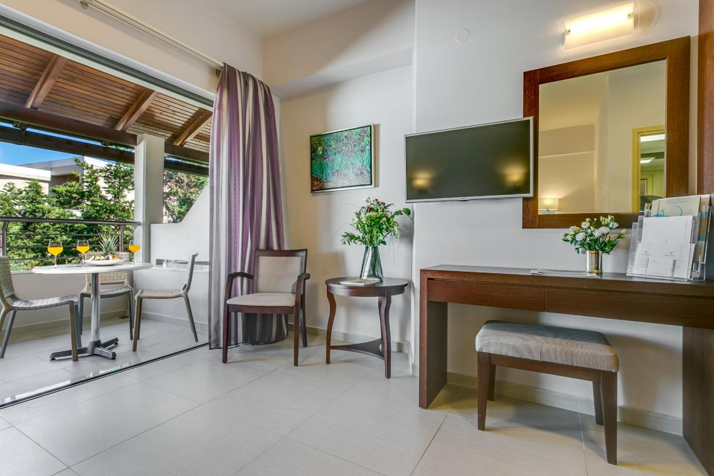 Studio with Pool or Garden View photo 1