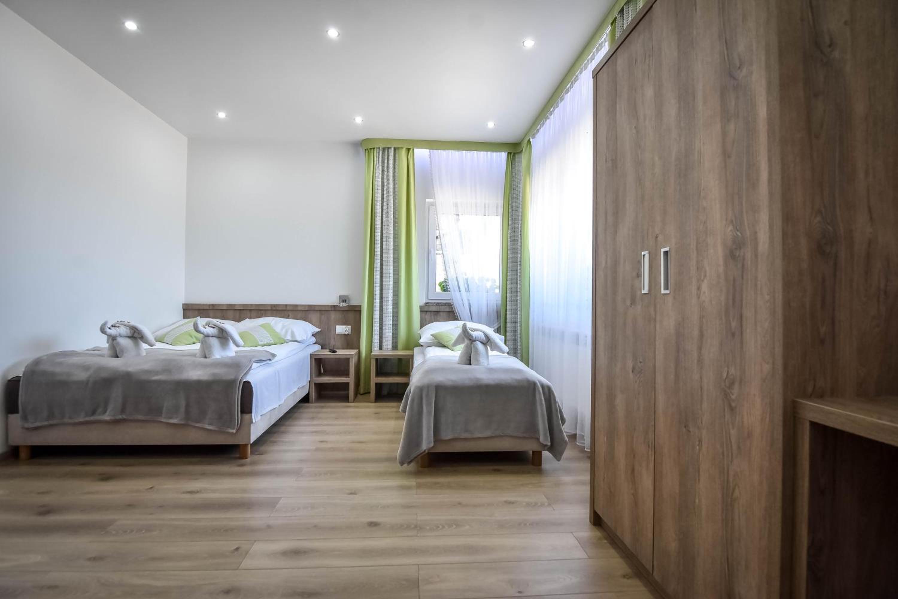 Quadruple Room with Bathroom - Photo 3