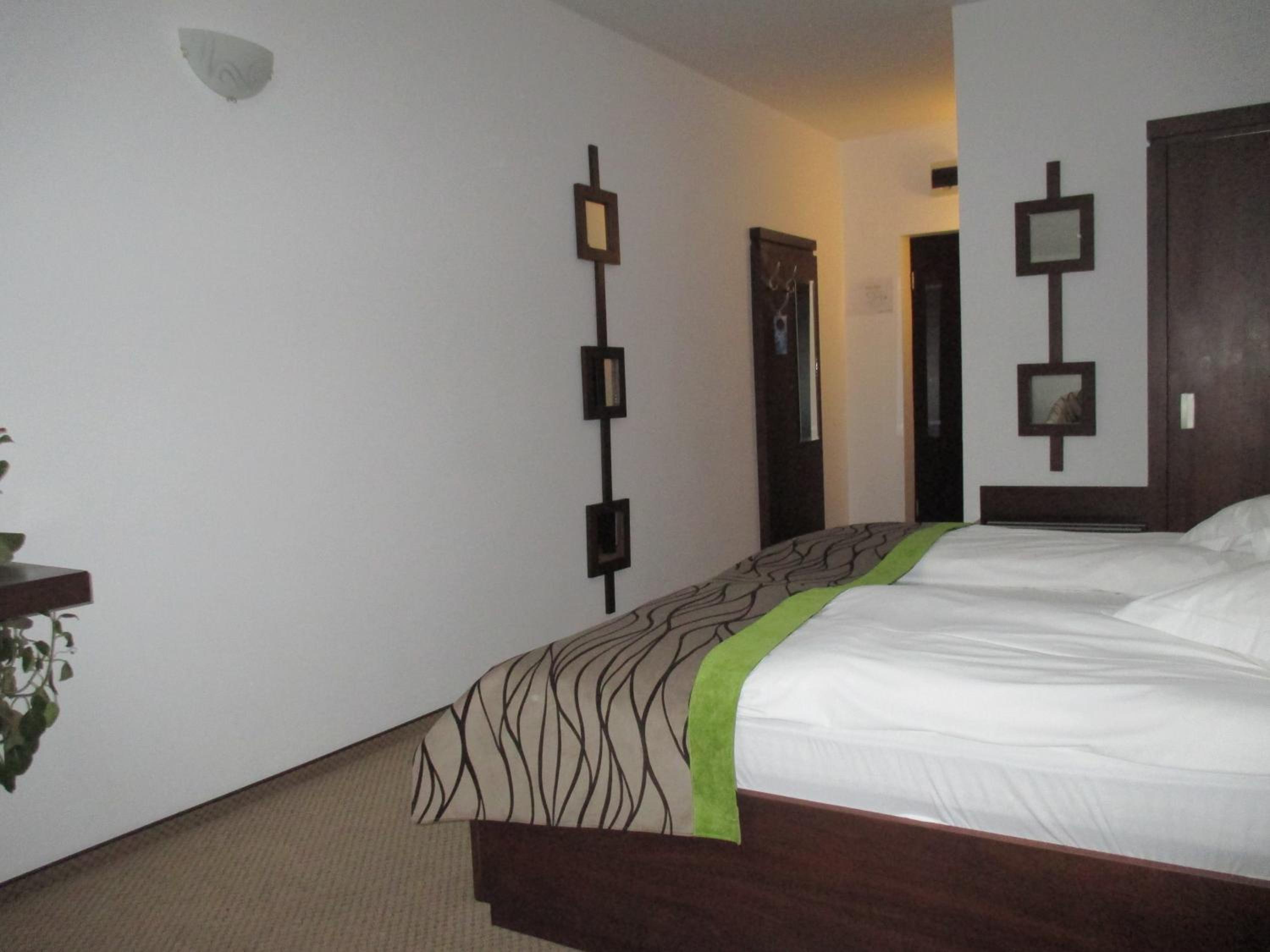 Standard Double or Twin Room - Photo 9