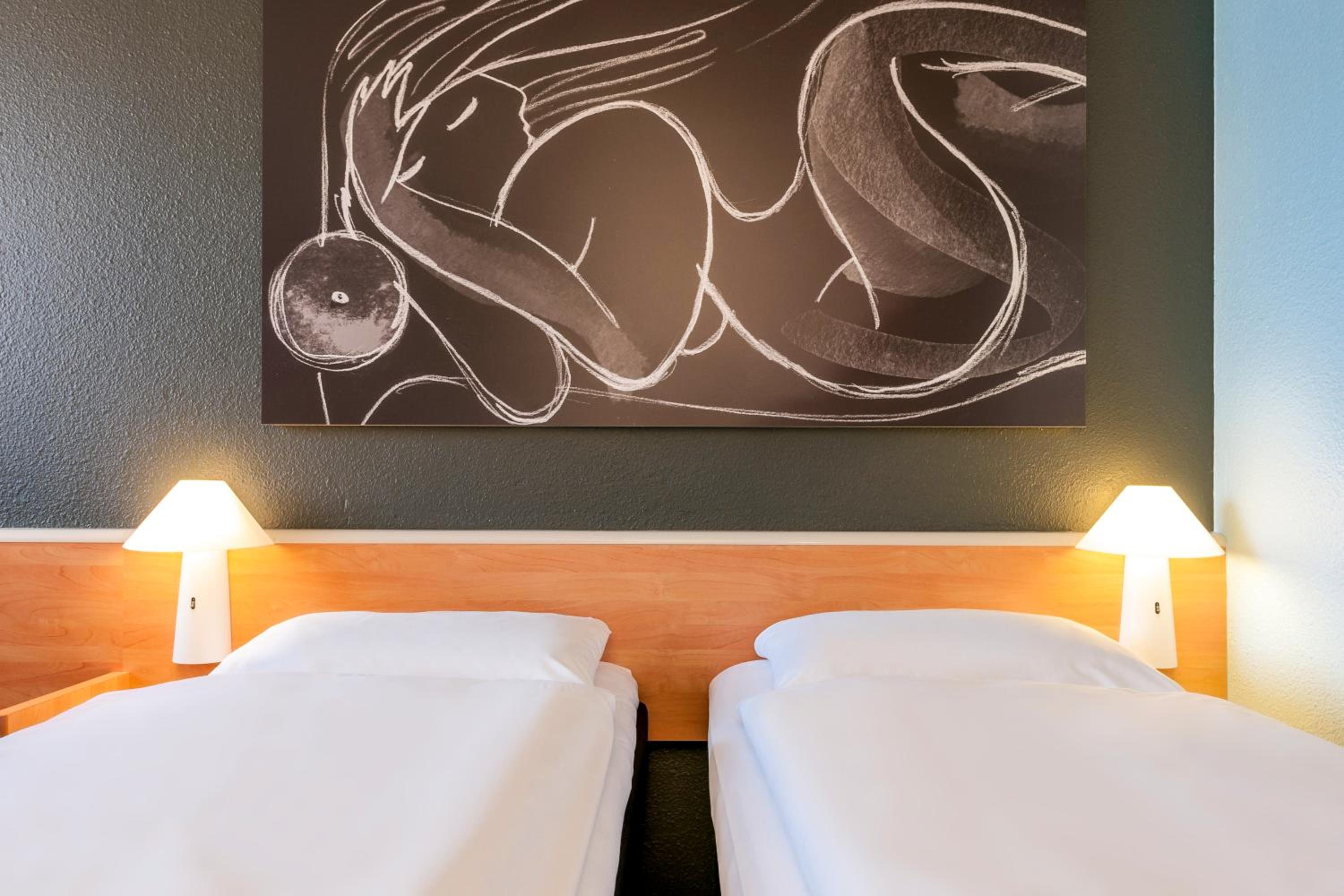 Twin Room - Photo 2