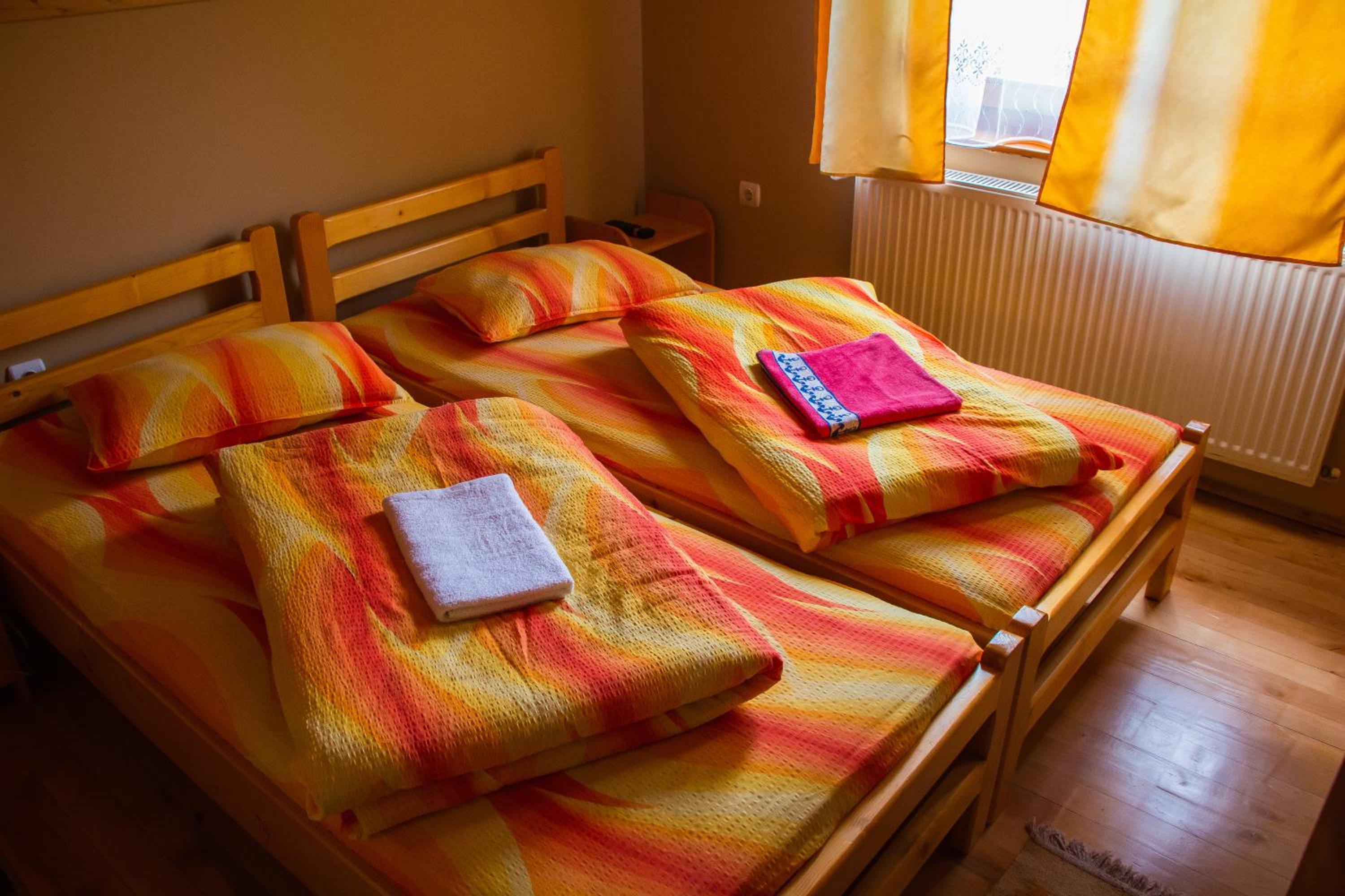 Twin Room with Bathroom - Photo 1