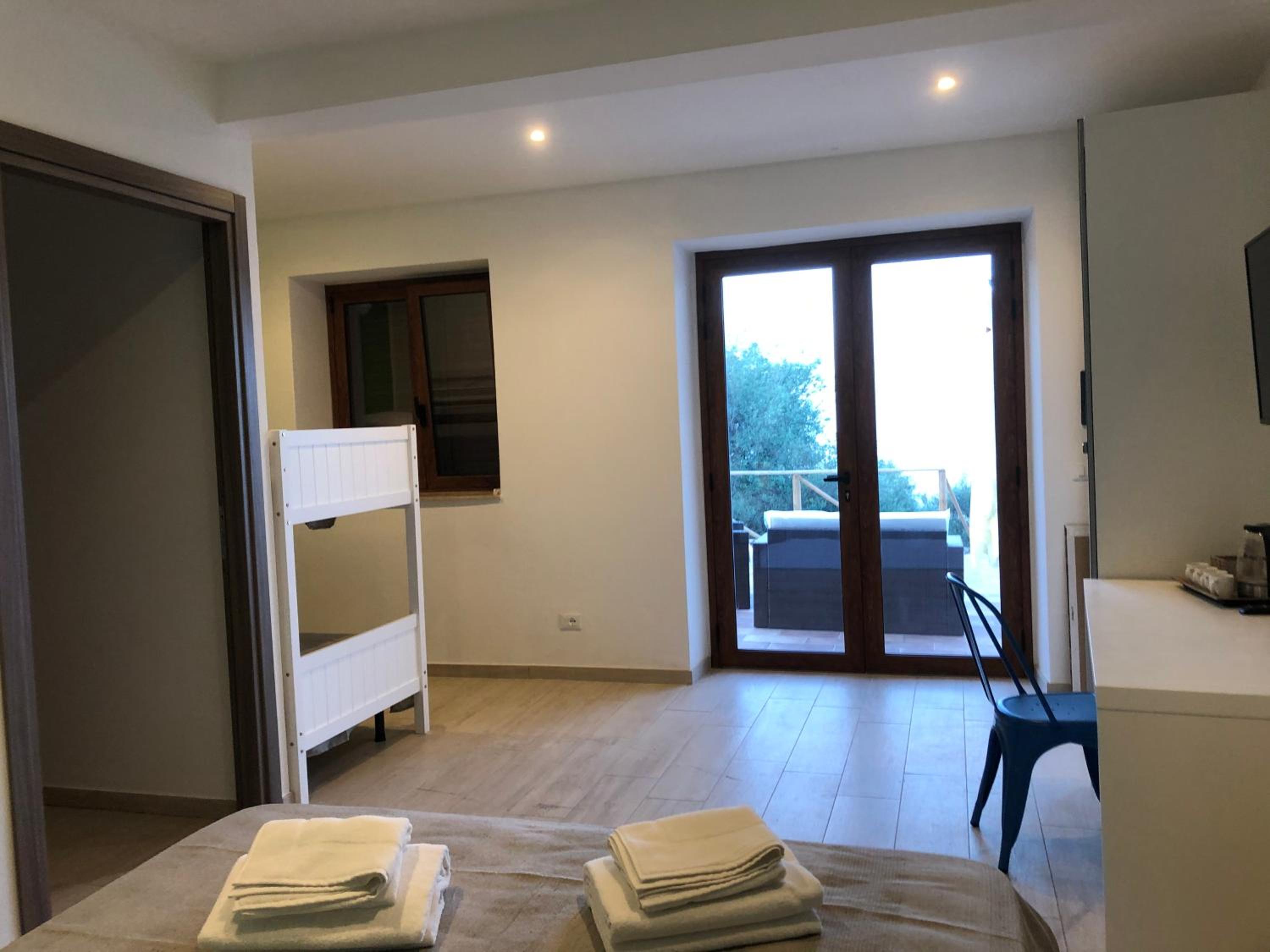 Quadruple Room with Private Bathroom - Photo 10