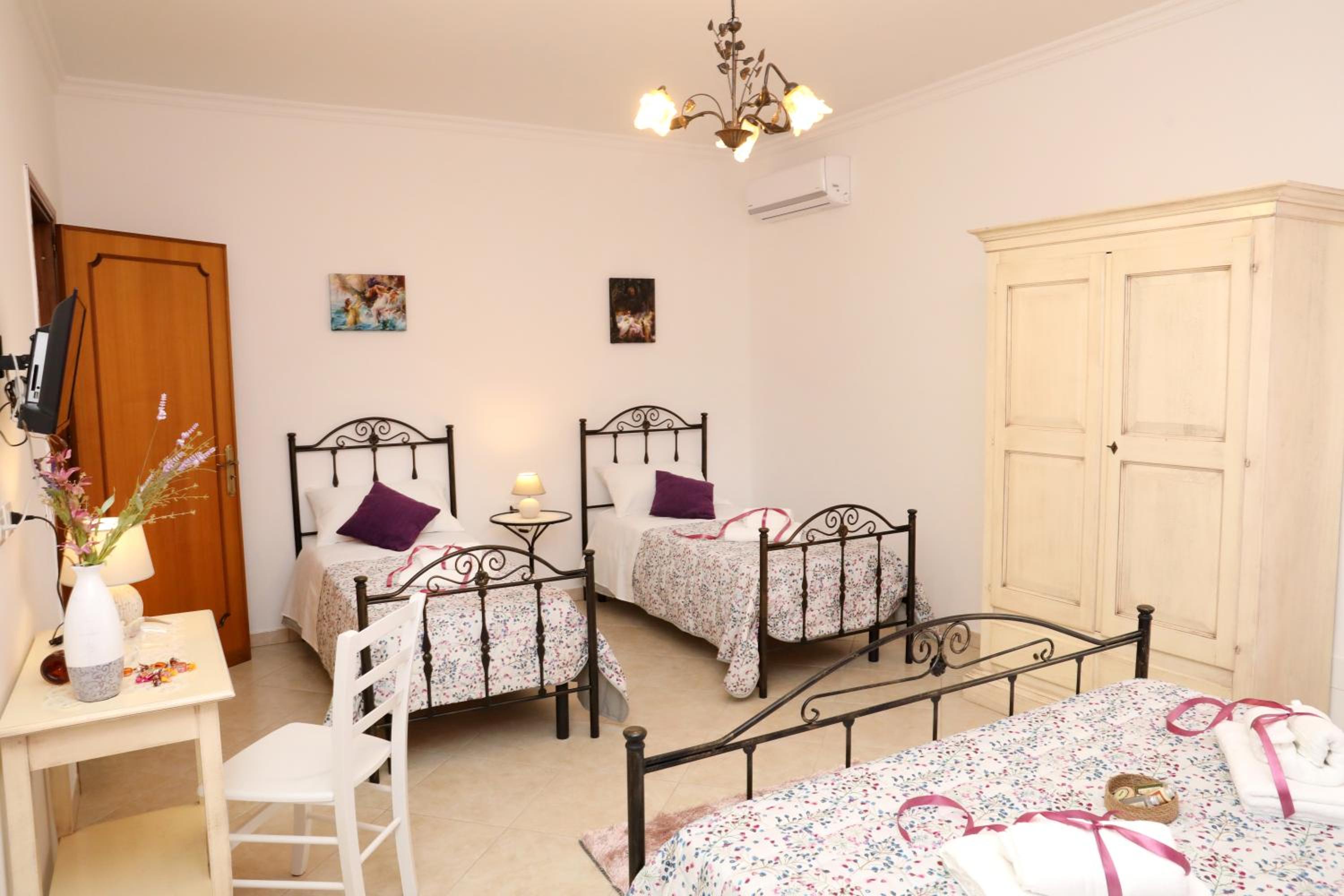 Quadruple Room with Private External Bathroom photo 2