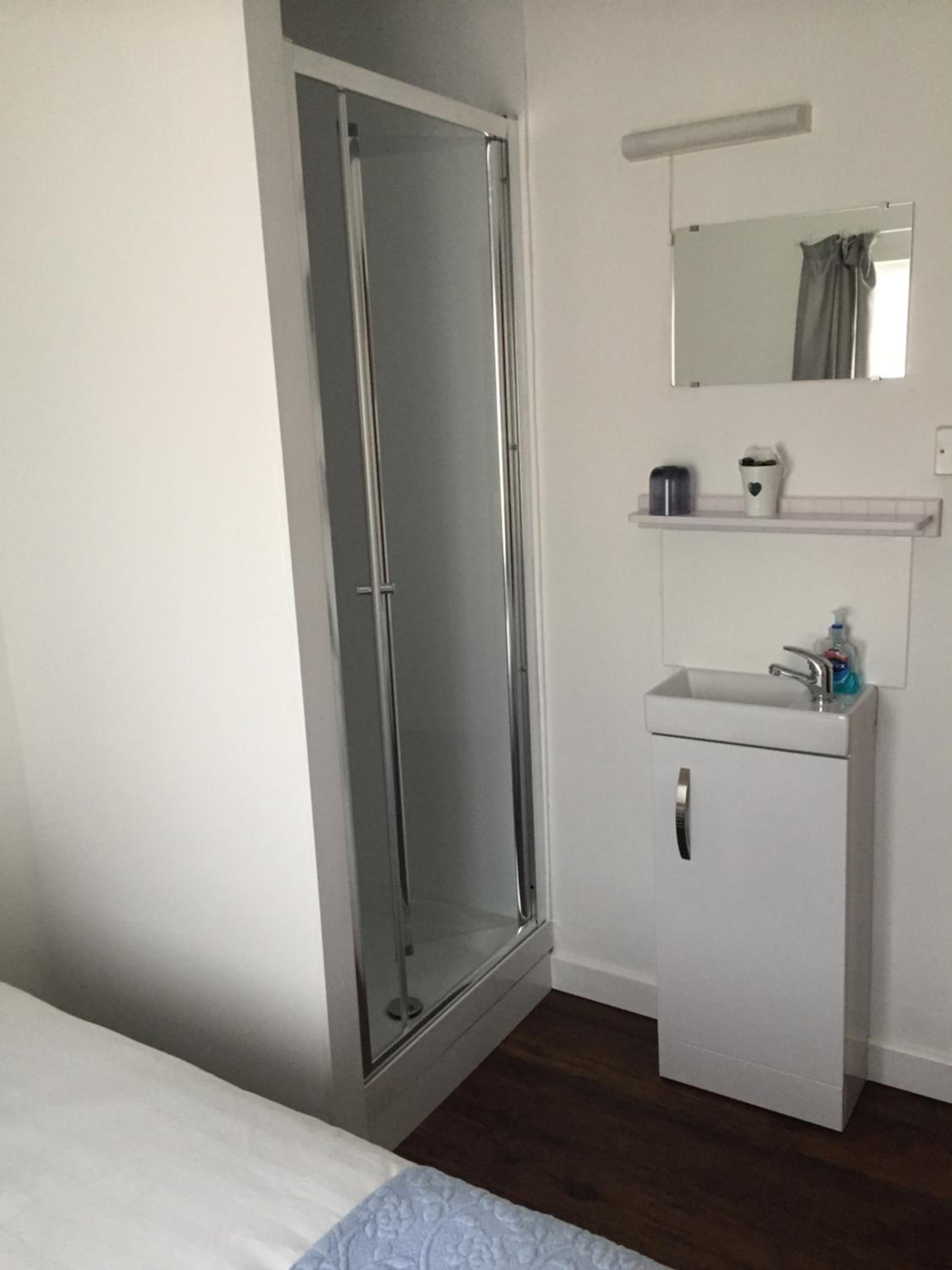 Single Room with Shower - No pets
