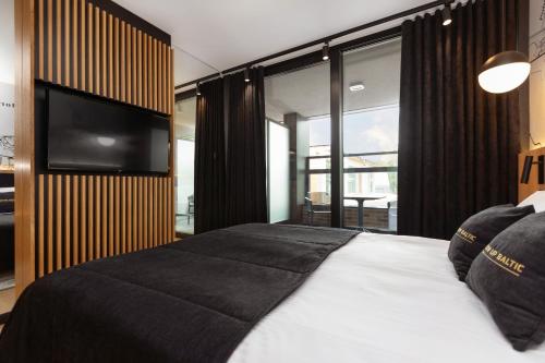 Deluxe Double Room with Side Sea View - Photo 3