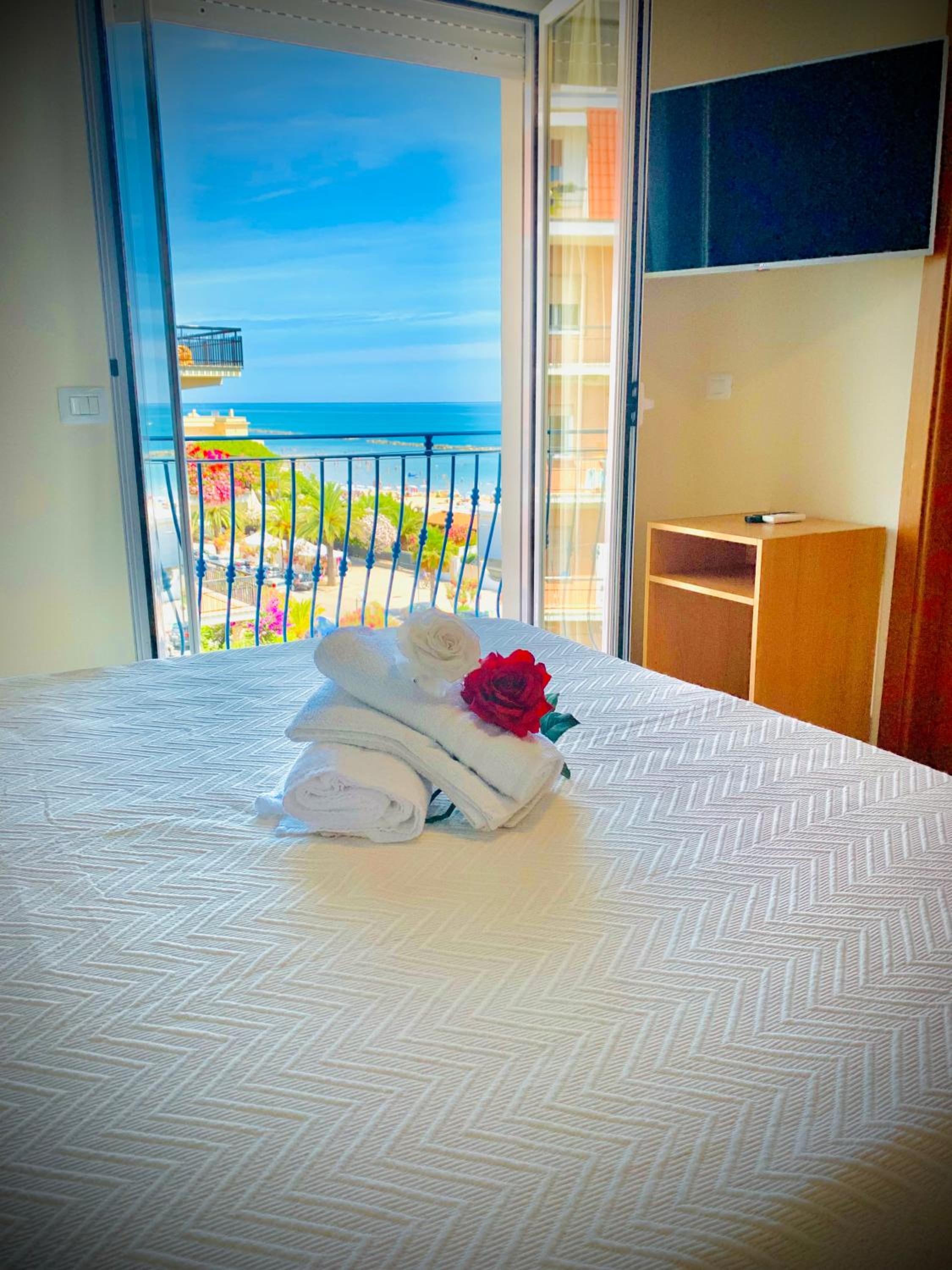 Triple Room with lateral sea view and balcony