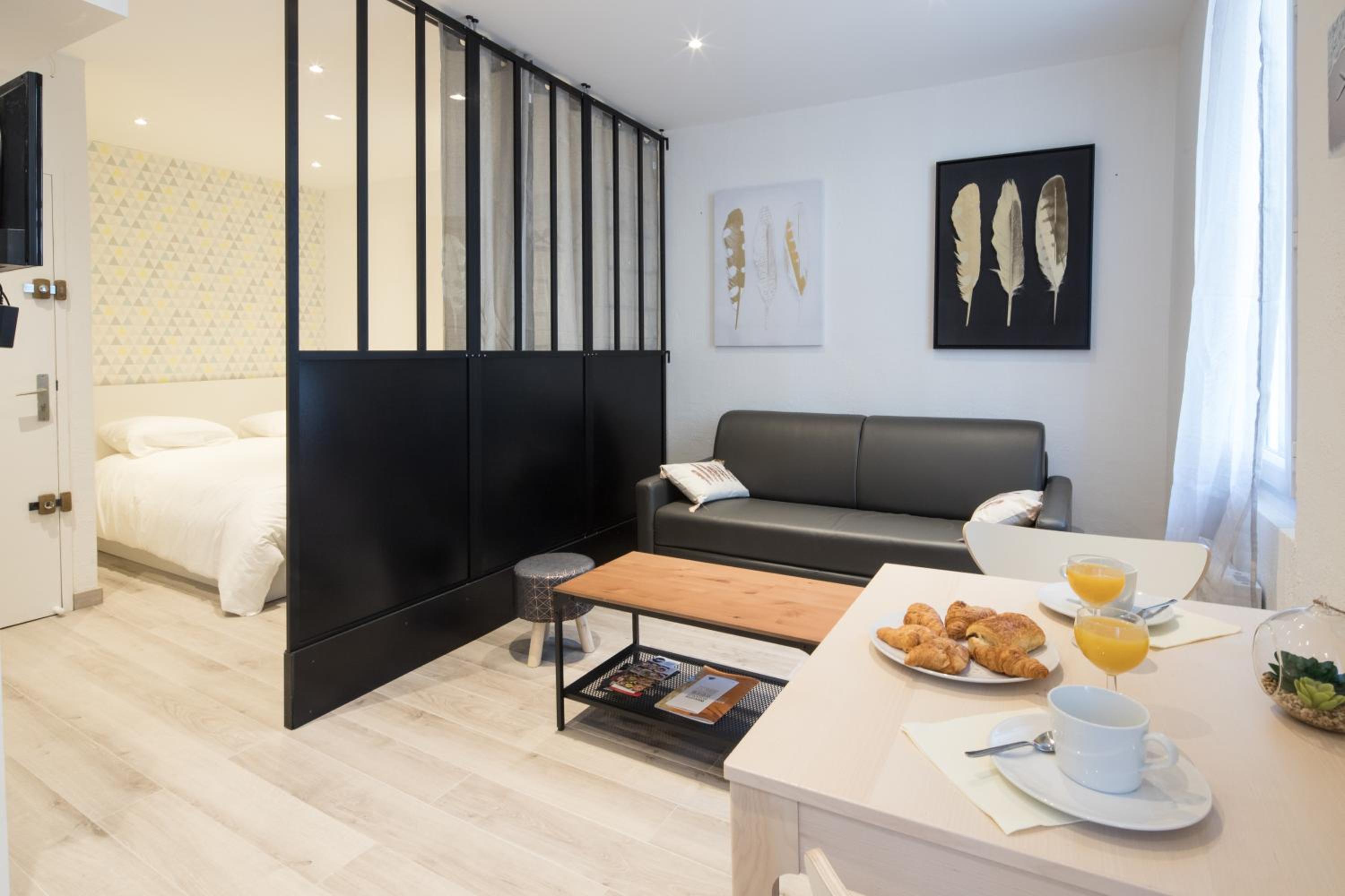 One-Bedroom Apartment - Photo 3