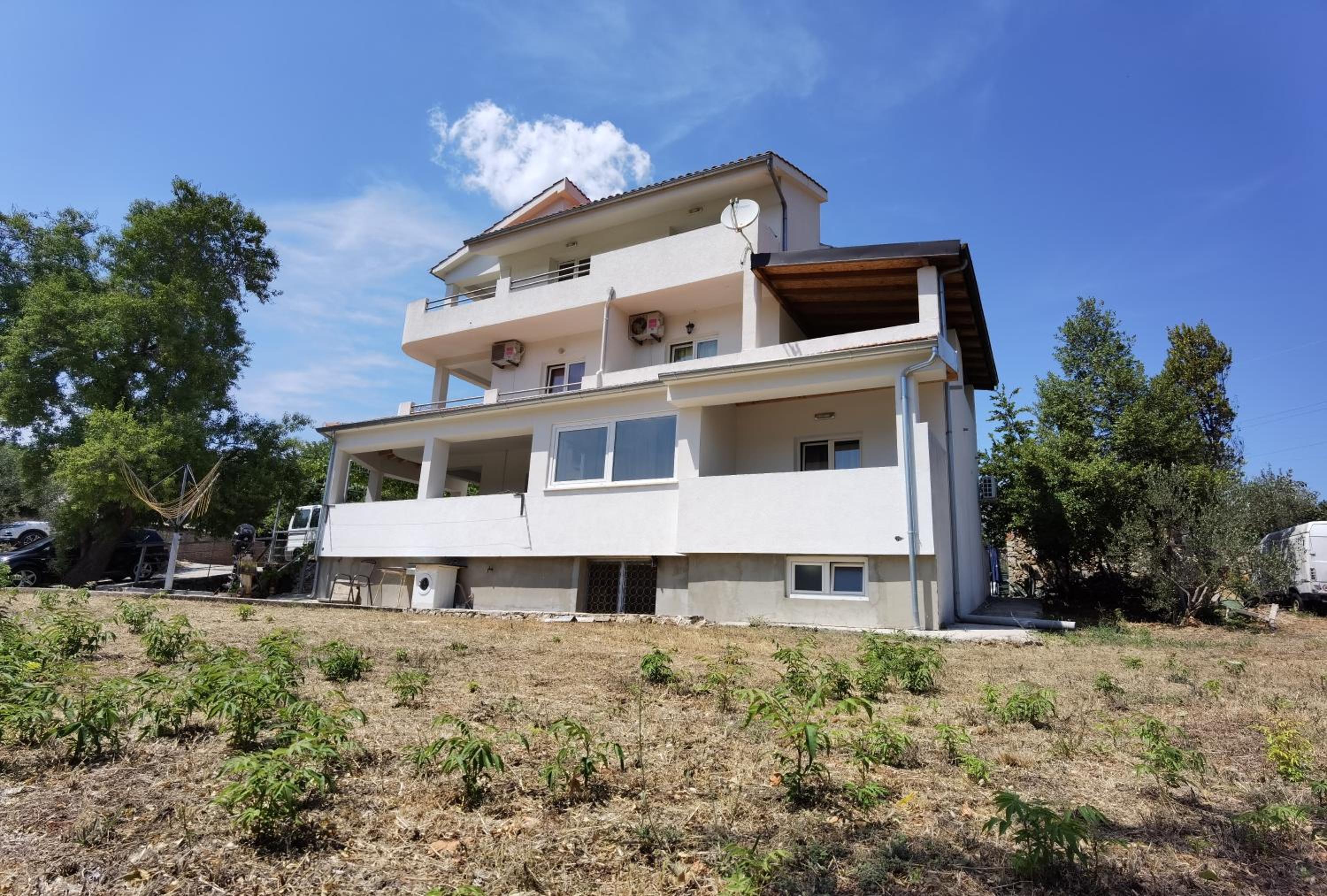One-Bedroom Apartment with Balcony and City View - Photo 15