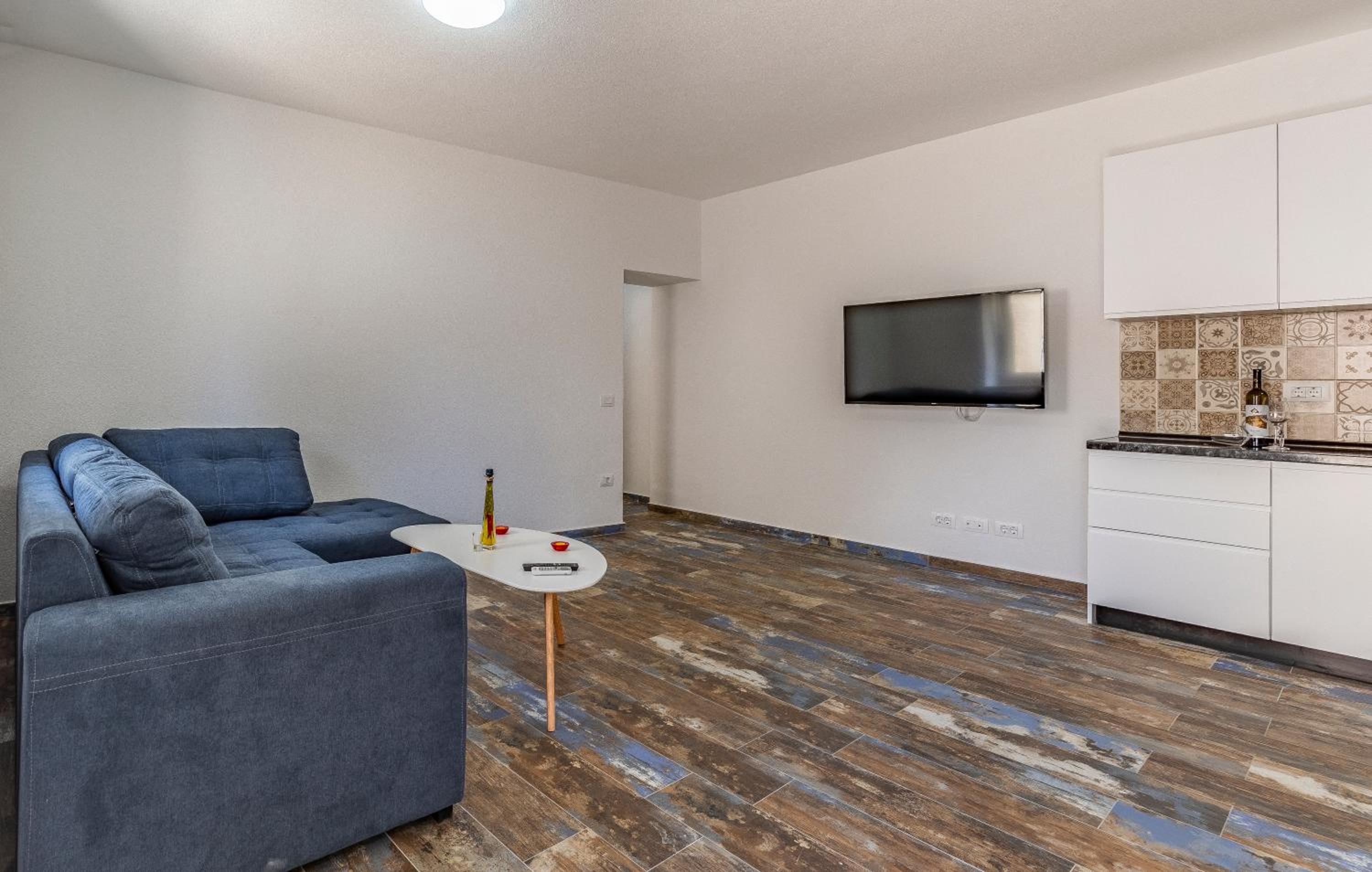 Apartment with Balcony photo 3