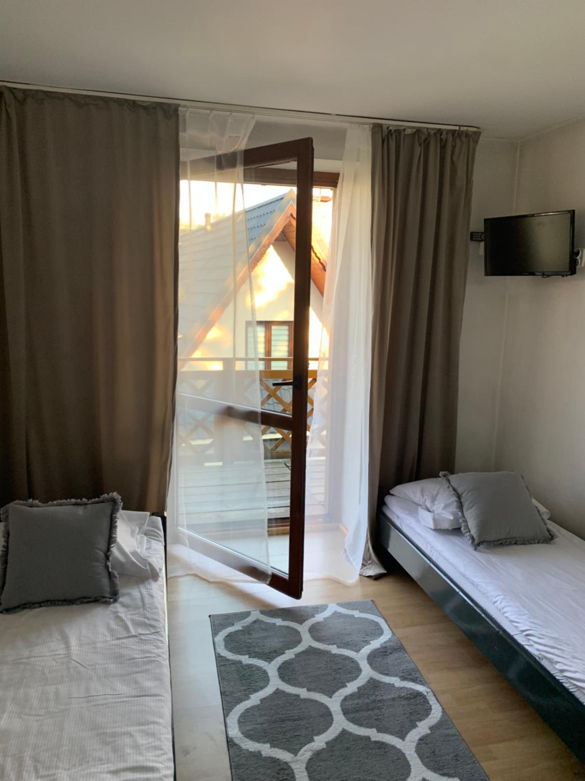 Standard Twin Room with Mountain View - Photo 2