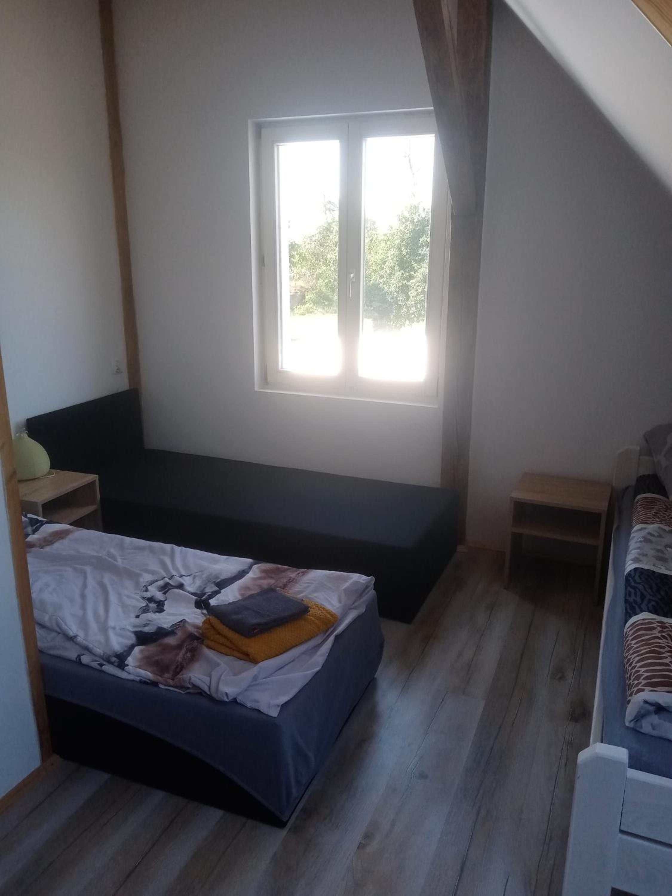Large Twin Room - Photo 2
