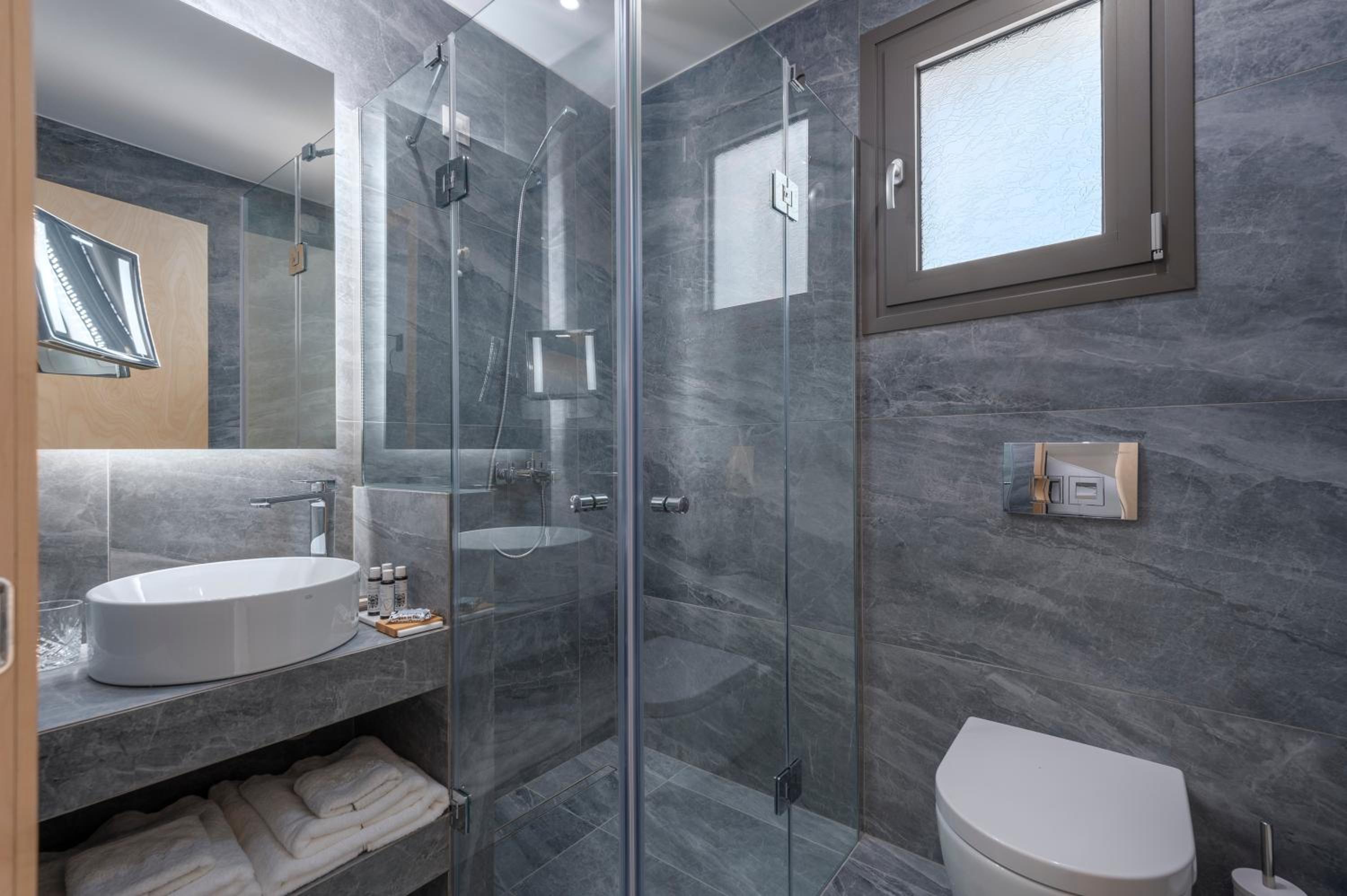 Suite with Hot Tub - Photo 7
