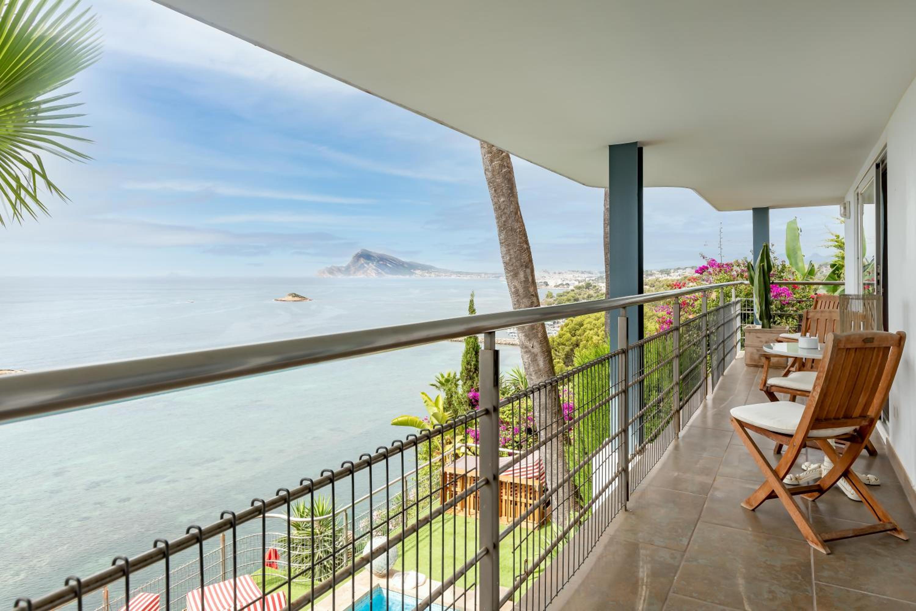 Deluxe Apartment with Balcony and Sea View