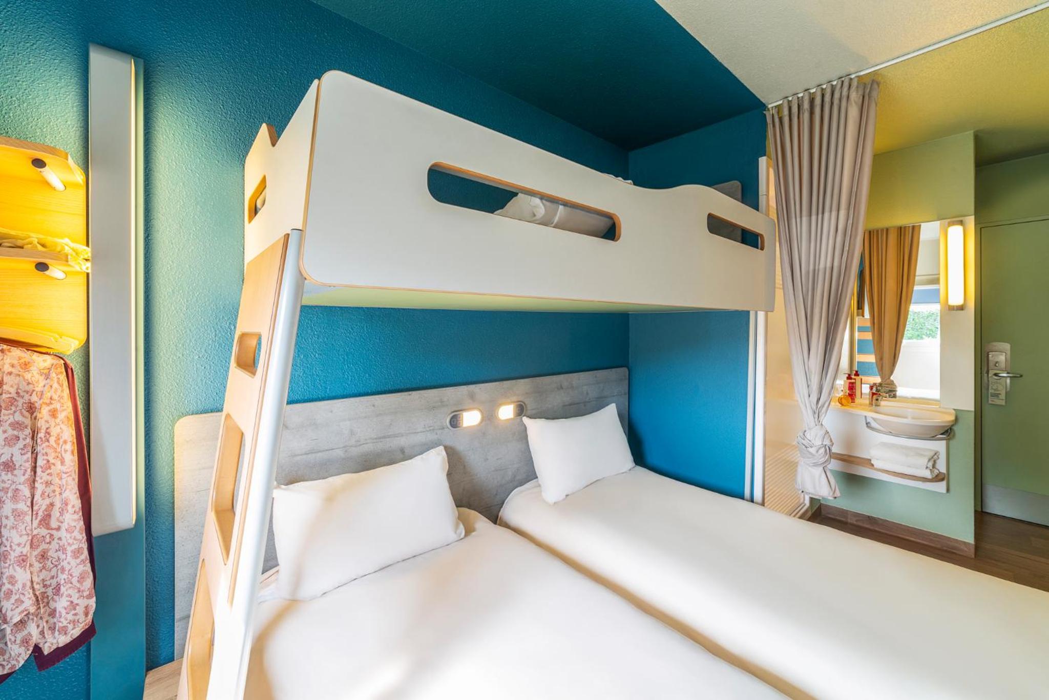 Triple Room with Three Single Beds photo 3