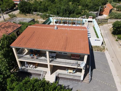 Apartment with Terrace - Photo 4
