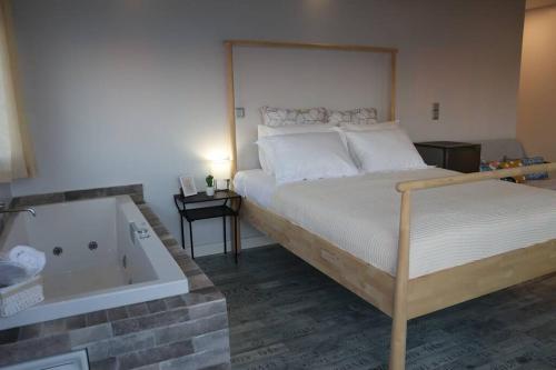One-Bedroom Apartment - Photo 3