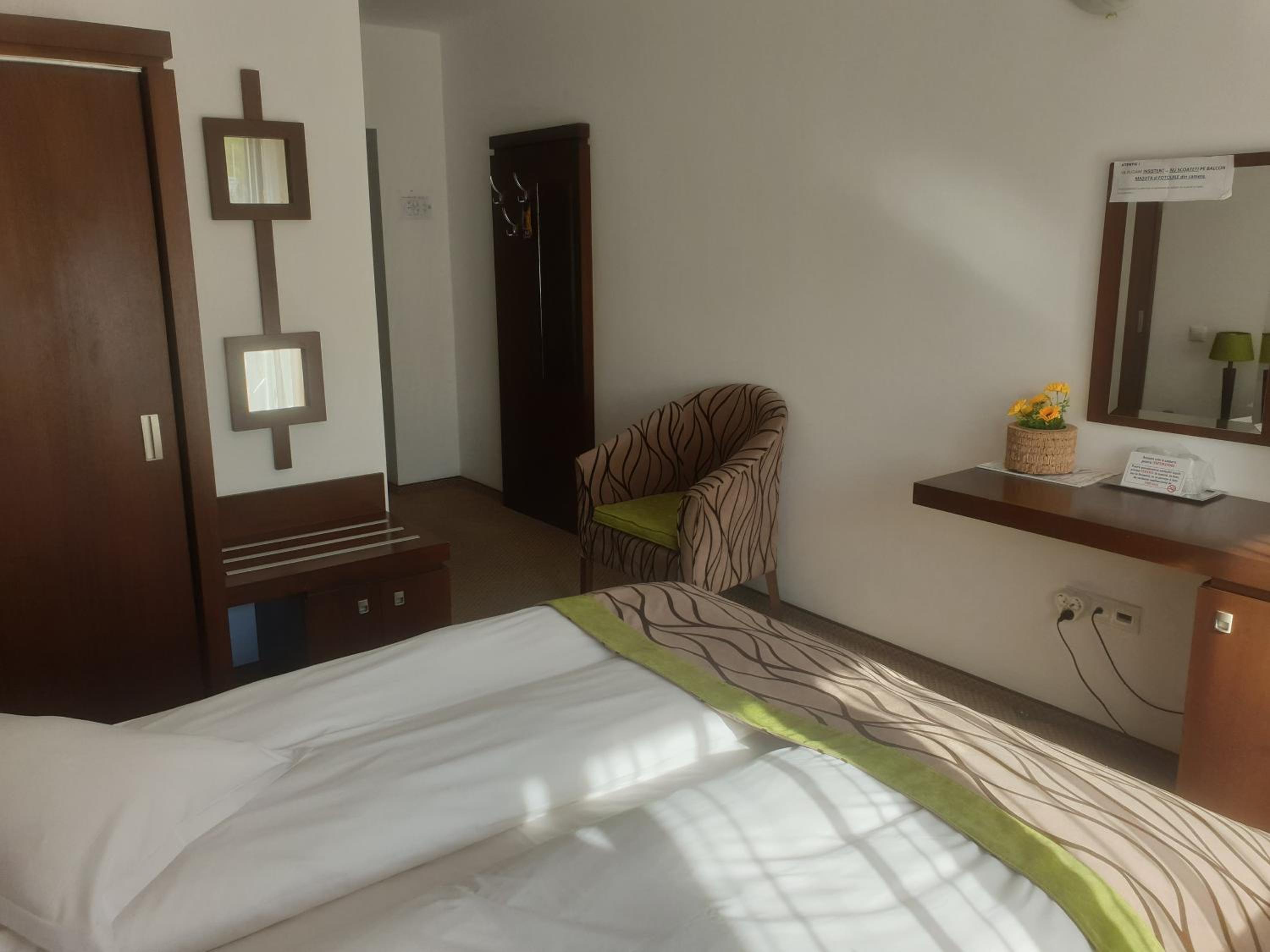 Standard Double or Twin Room - Photo 7