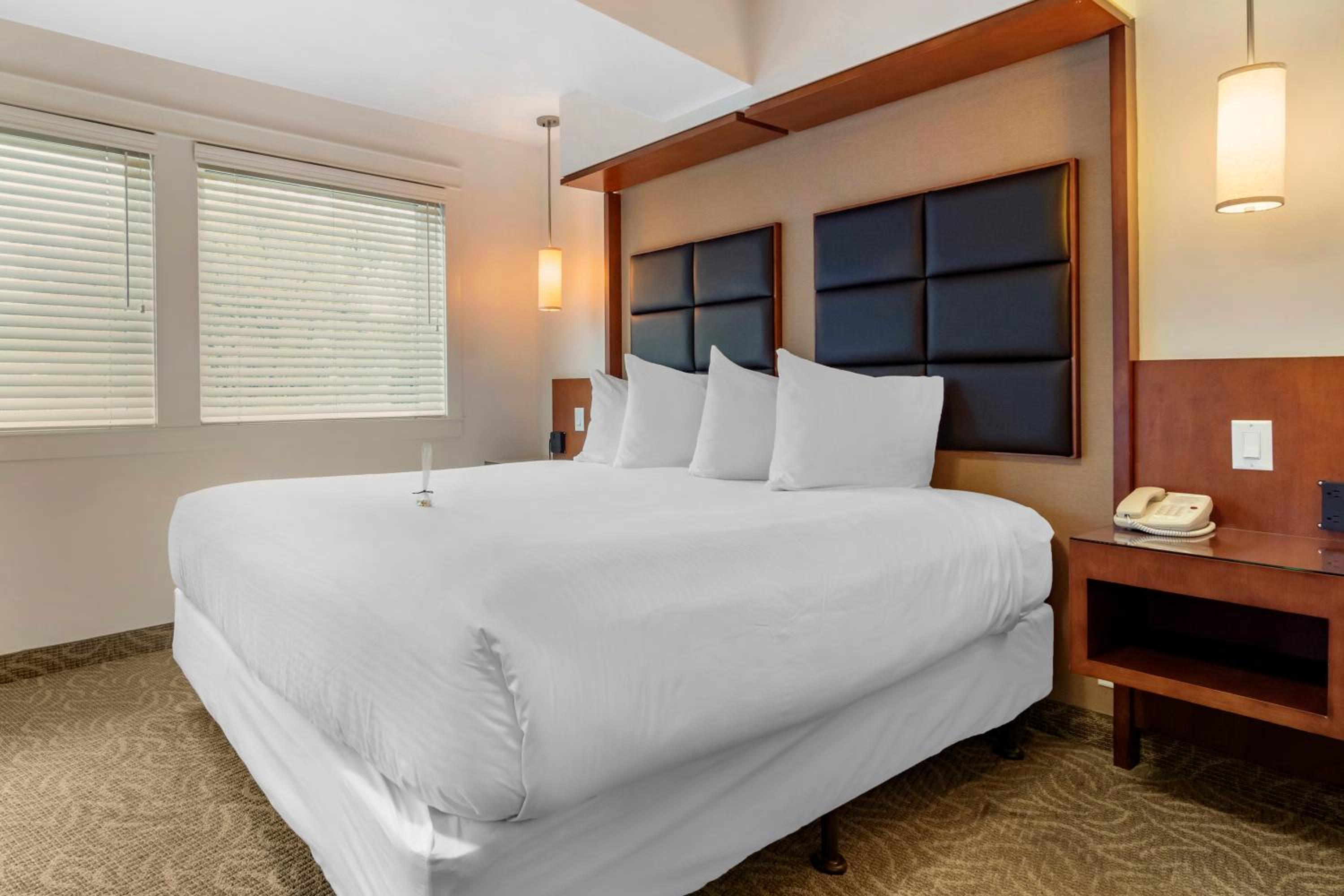 Superior King Room with Whirlpool Bath - Non Smoking photo 2