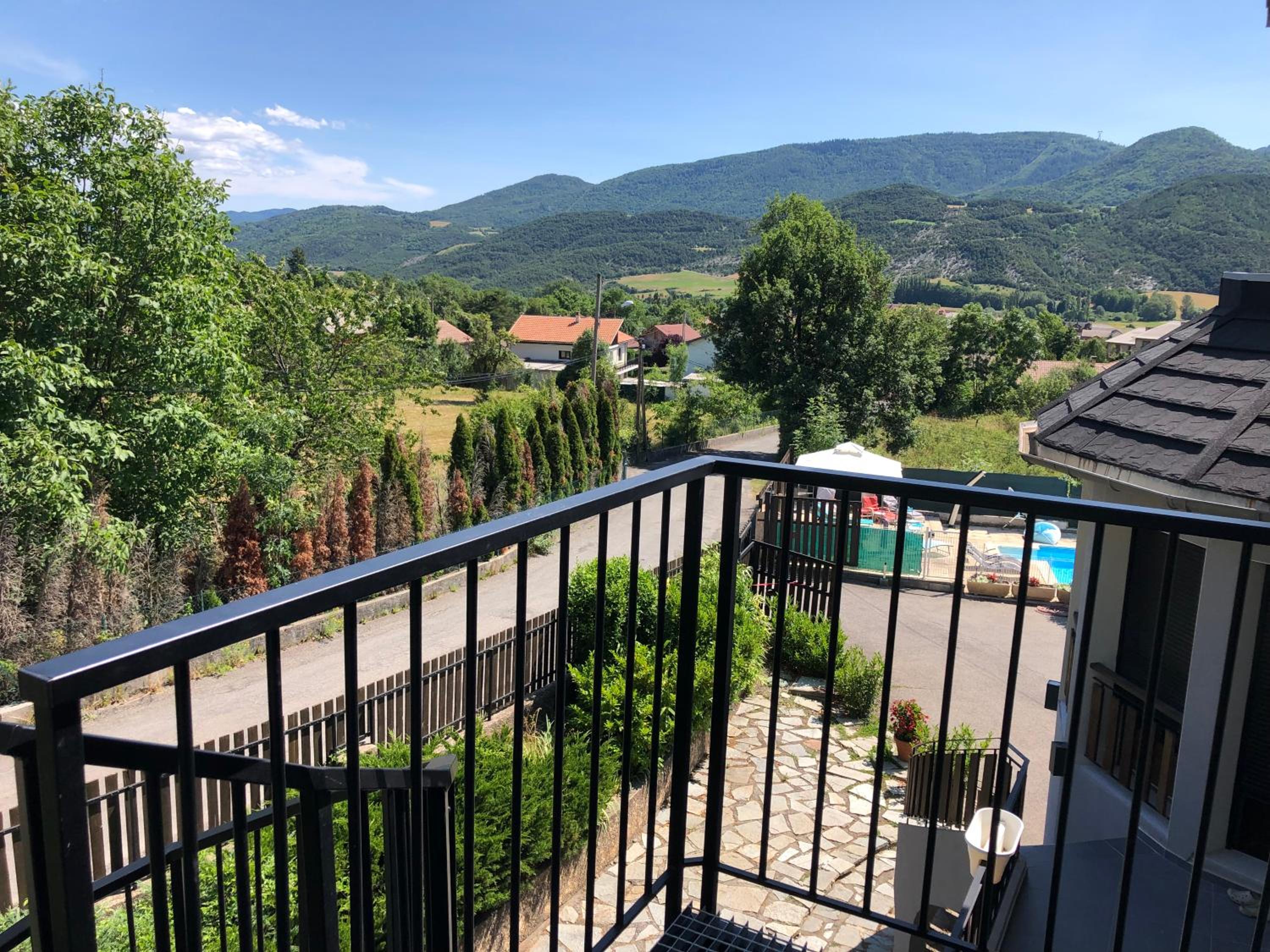 Apartment with Mountain View - Photo 11