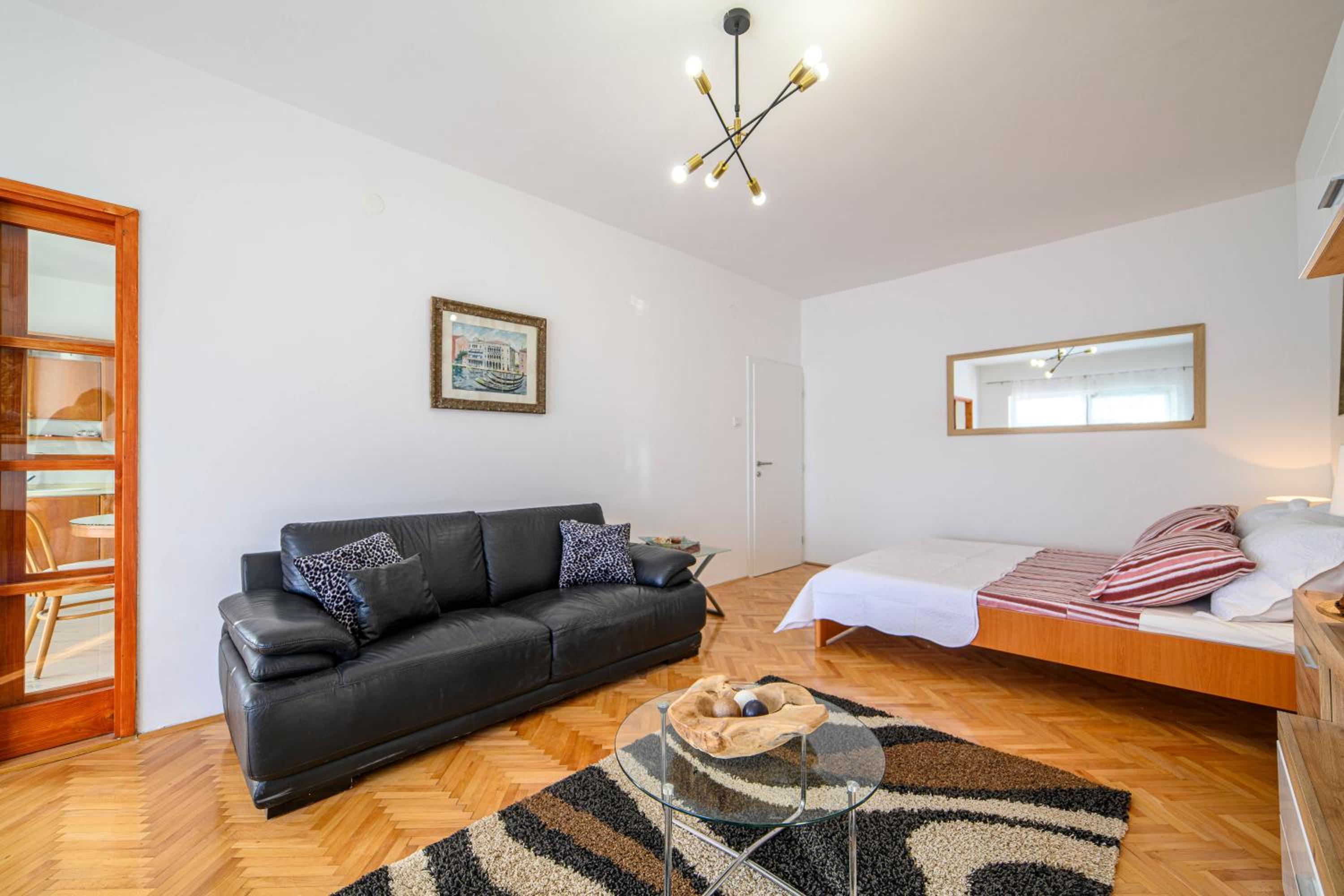 Comfort Two-Bedroom Apartment - Photo 10