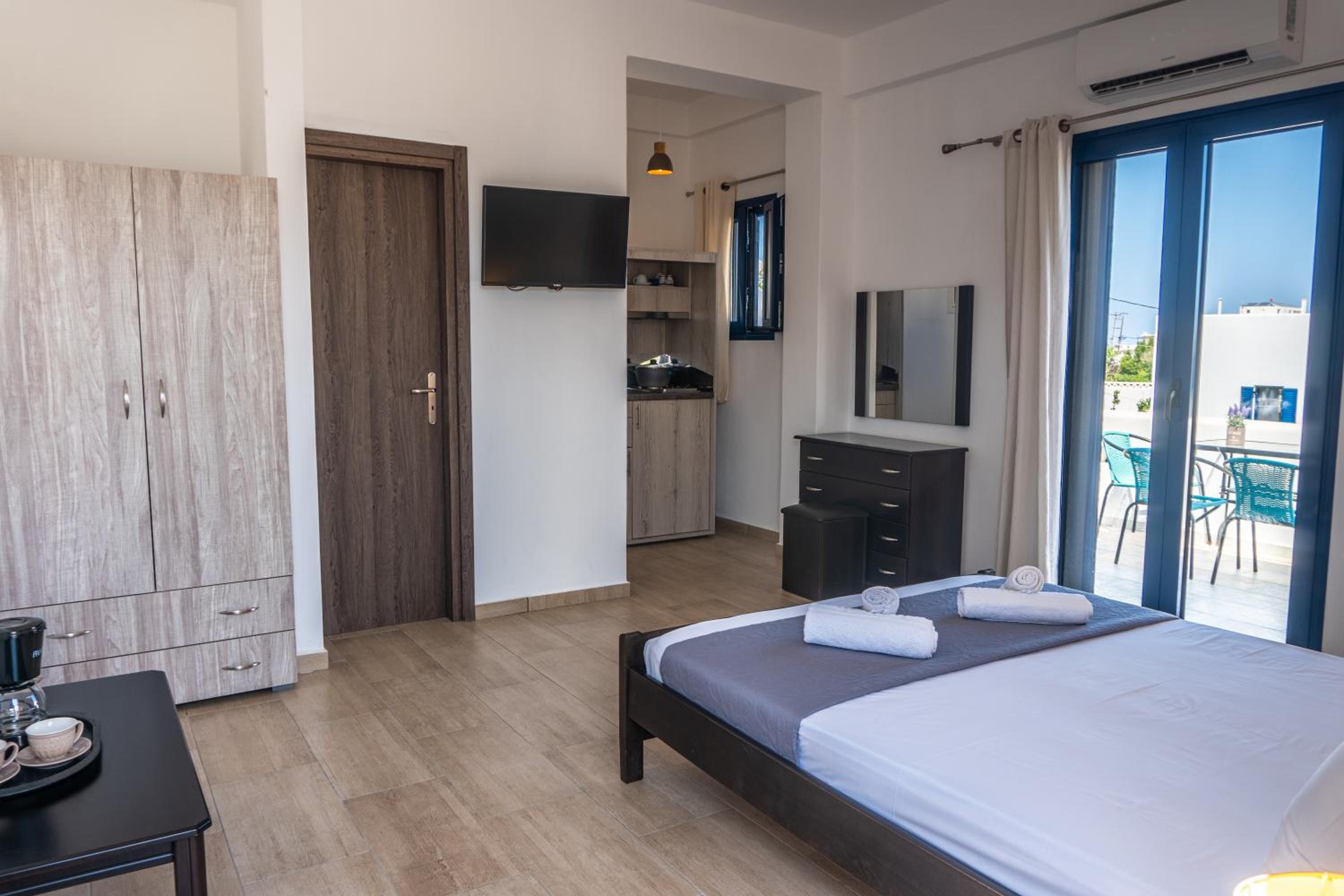 Deluxe Double Room with Balcony photo 3