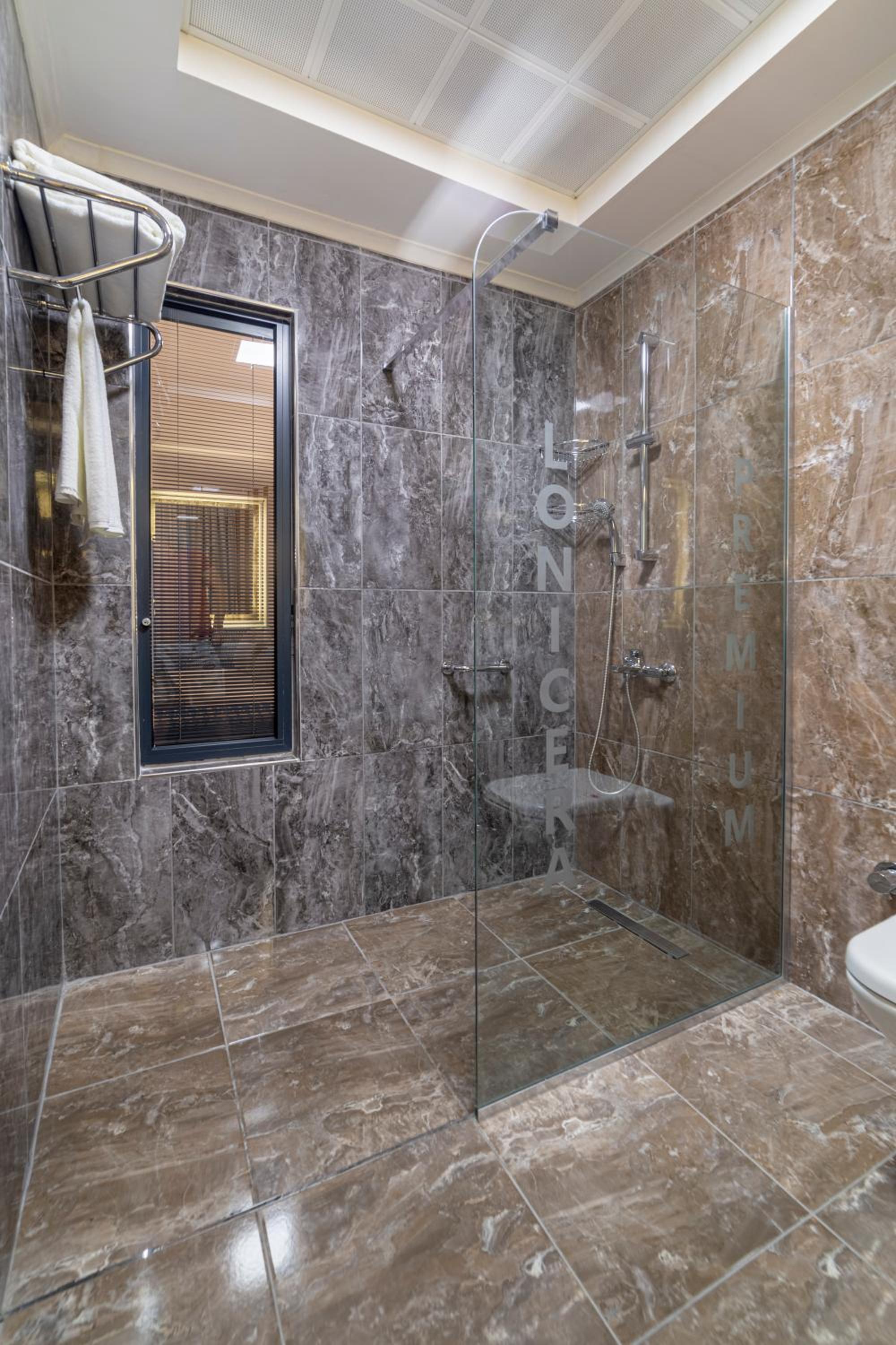 Standard Double Room thumbnail 6