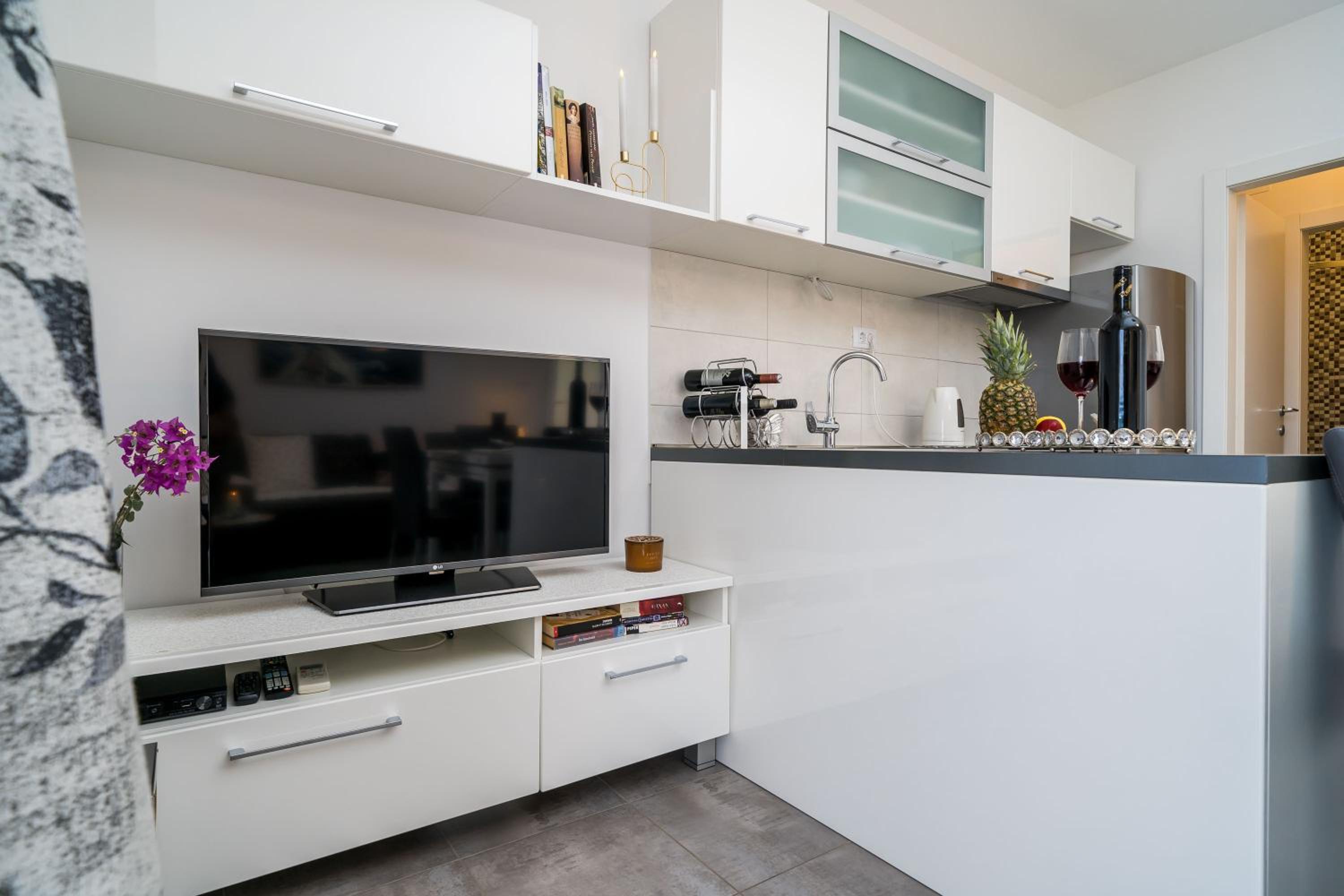 One-Bedroom Apartment with Balcony and Sea View photo 3
