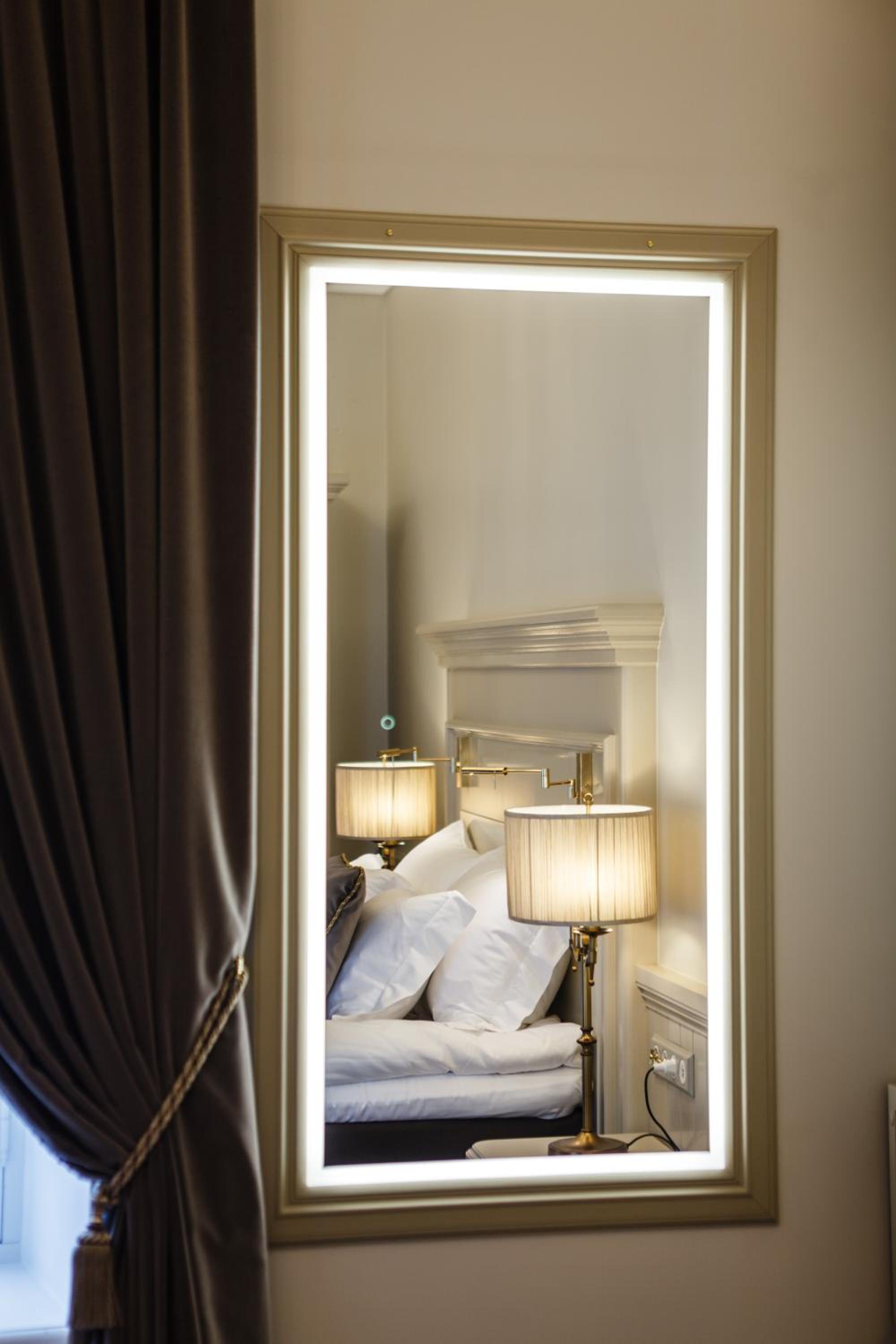 Deluxe King Suite photo 2