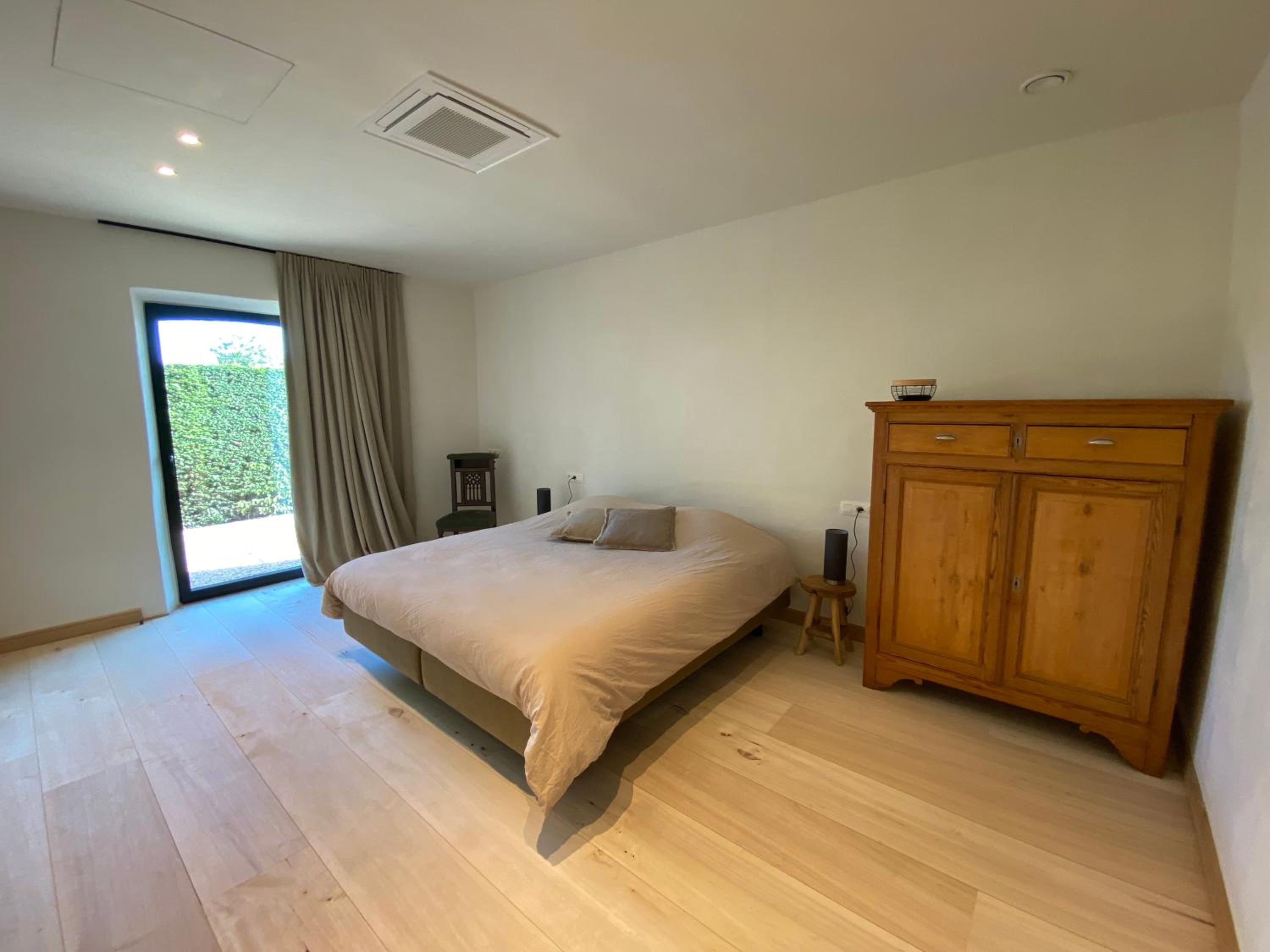 King Room with Roll-In Shower - Disability Access photo 2