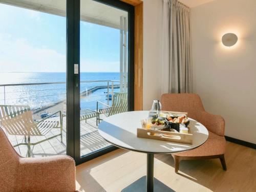 Suite with One King Bed or Two Single Beds and Terrace - Sea Front photo 2