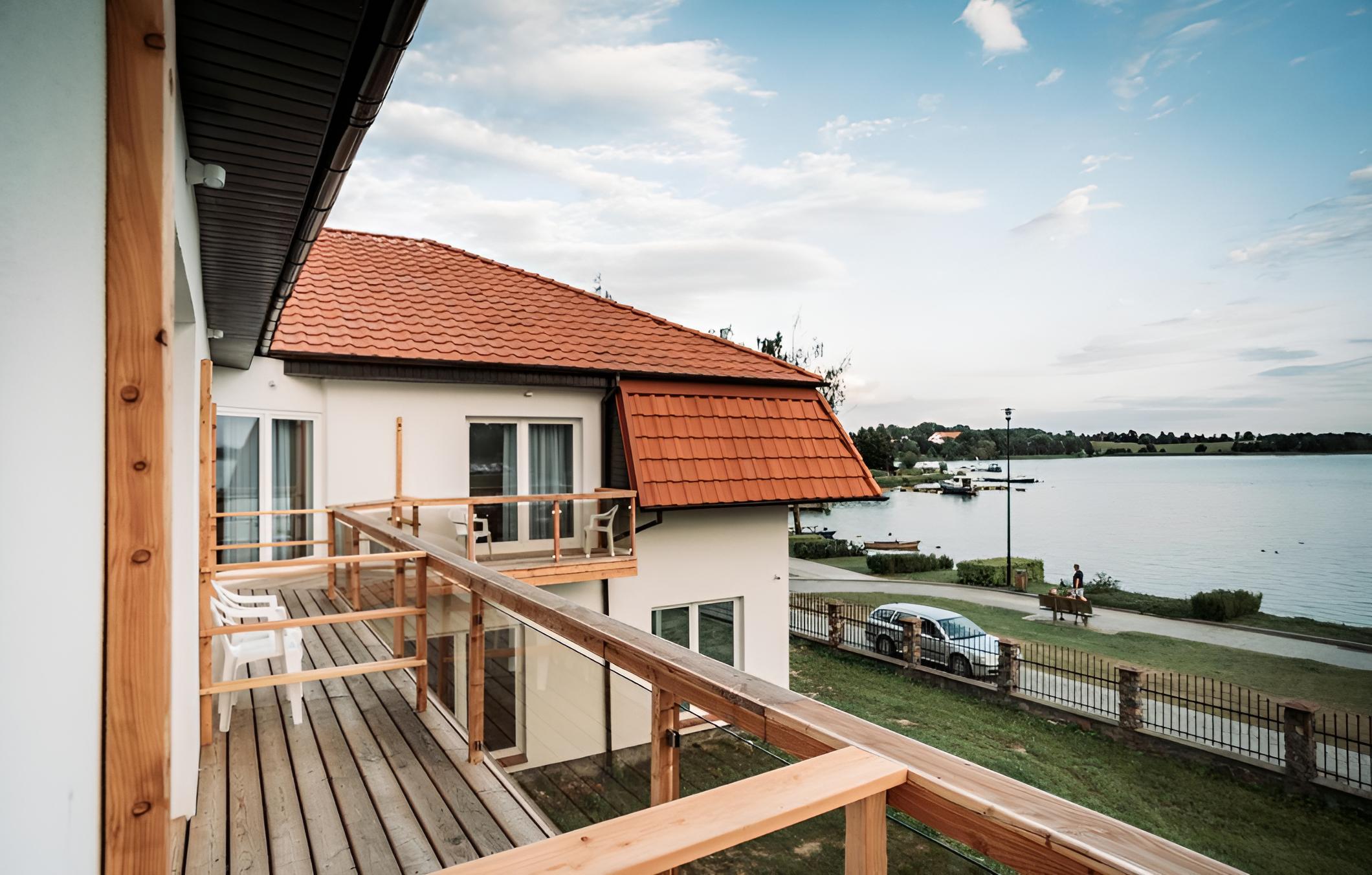 Family Room with Lake View photo 1