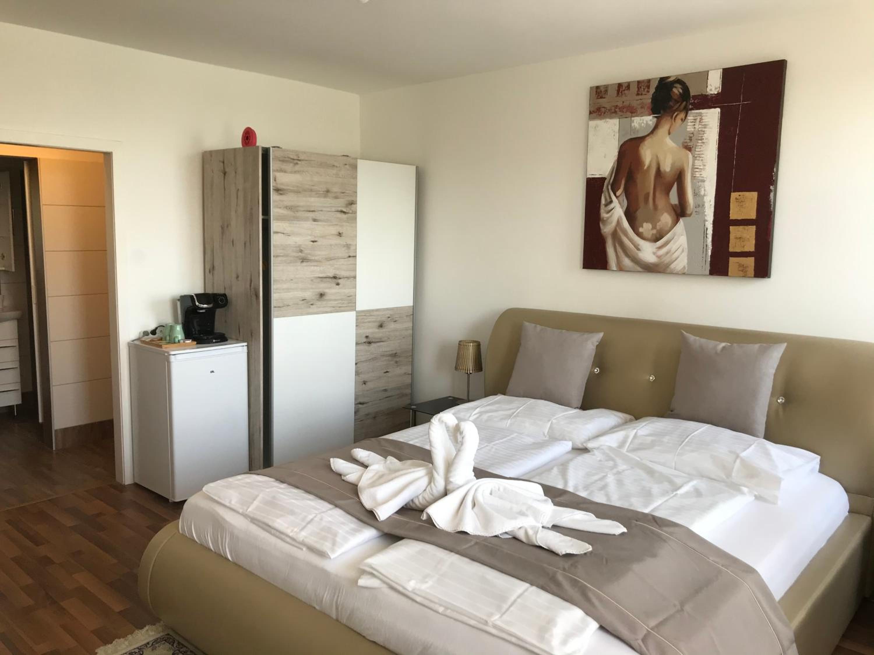 Standard Double Room - Photo 8